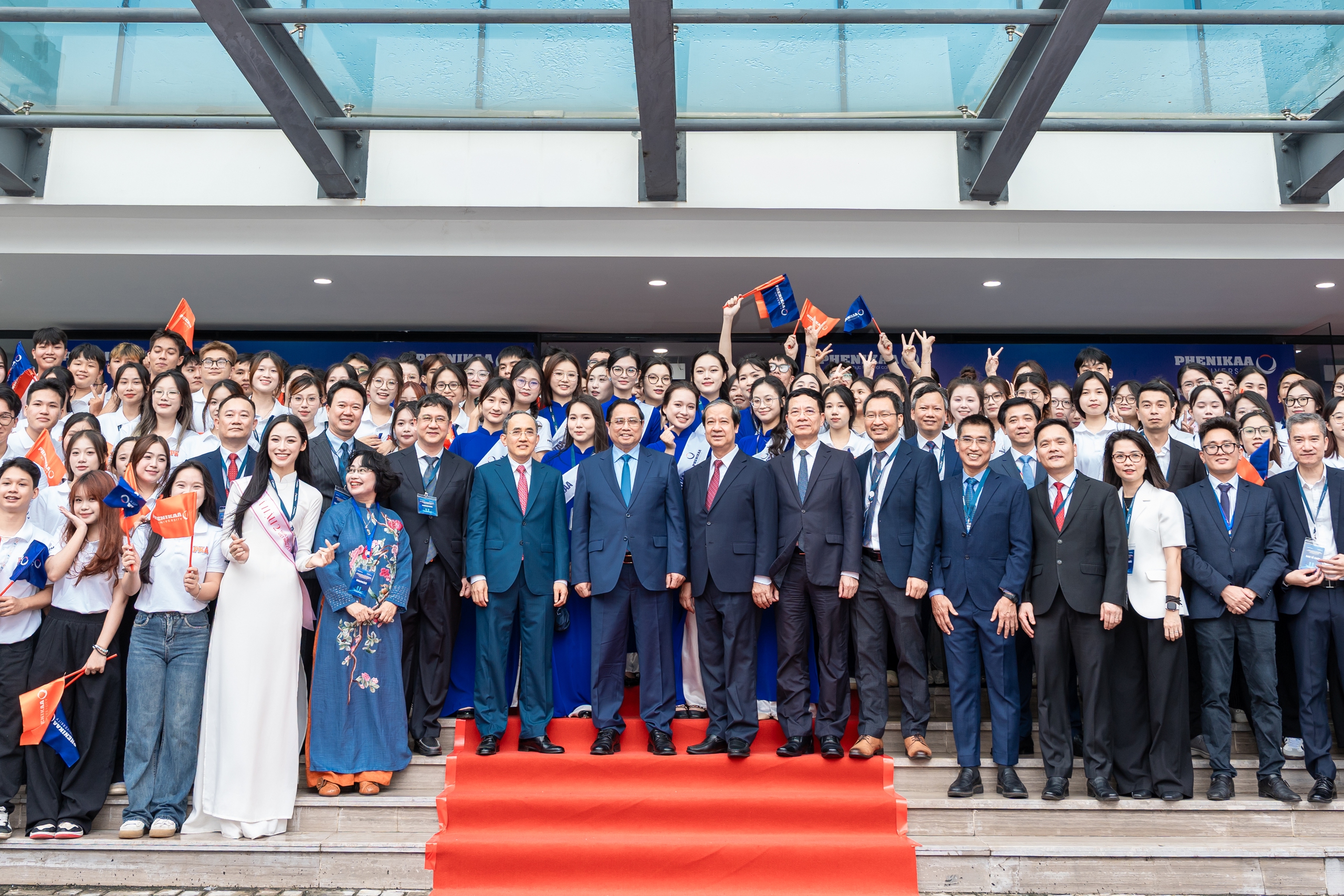 Thủ tướng Phạm Minh Chính nhắn nhủ sinh viên nuôi dưỡng ý chí vươn lên, khát vọng cống hiến - Ảnh 3.