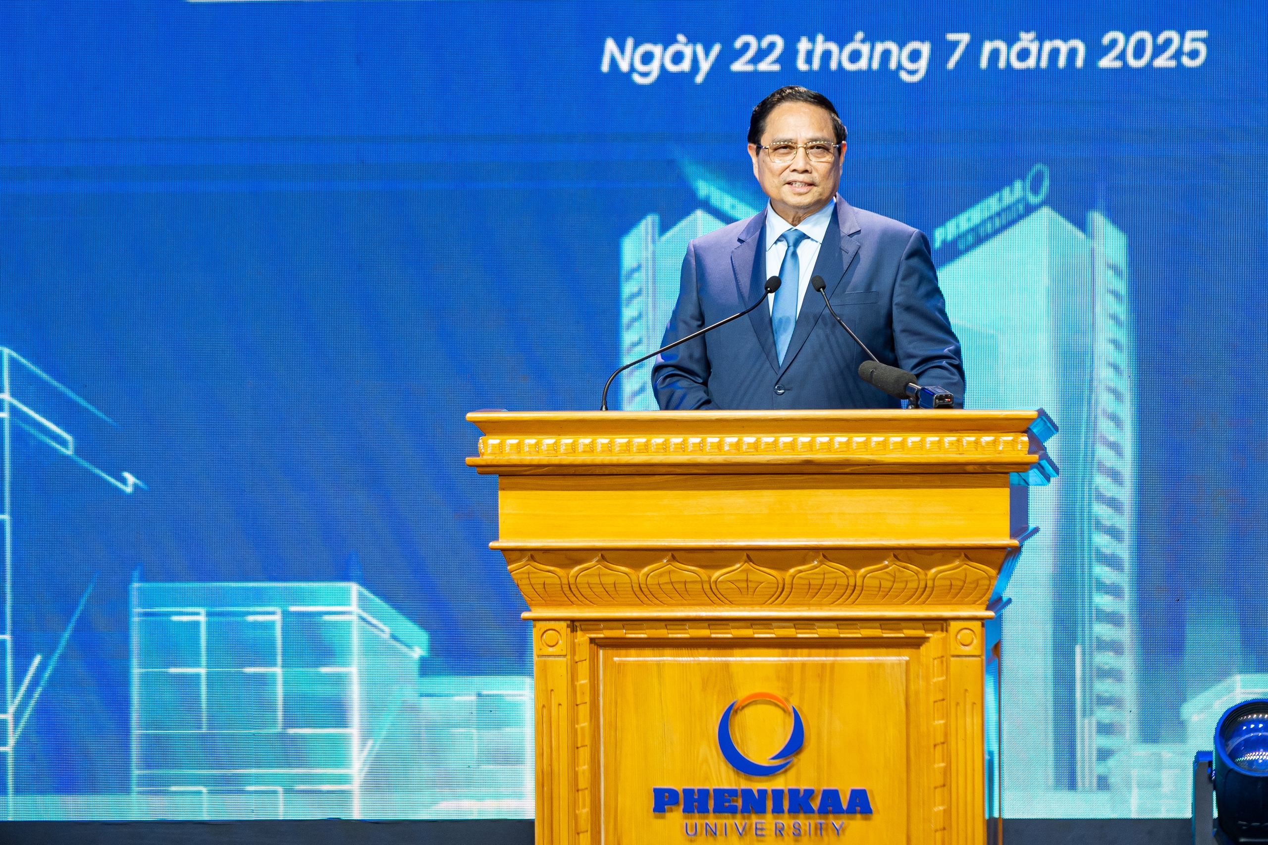 Thủ tướng Phạm Minh Chính nhắn nhủ sinh viên nuôi dưỡng ý chí vươn lên, khát vọng cống hiến - Ảnh 1.