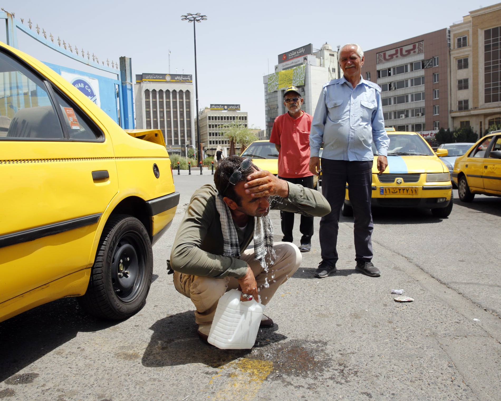 Iran kêu gọi tiết kiệm điện nước giữa cái nắng nóng 50 độ C - Ảnh 1.