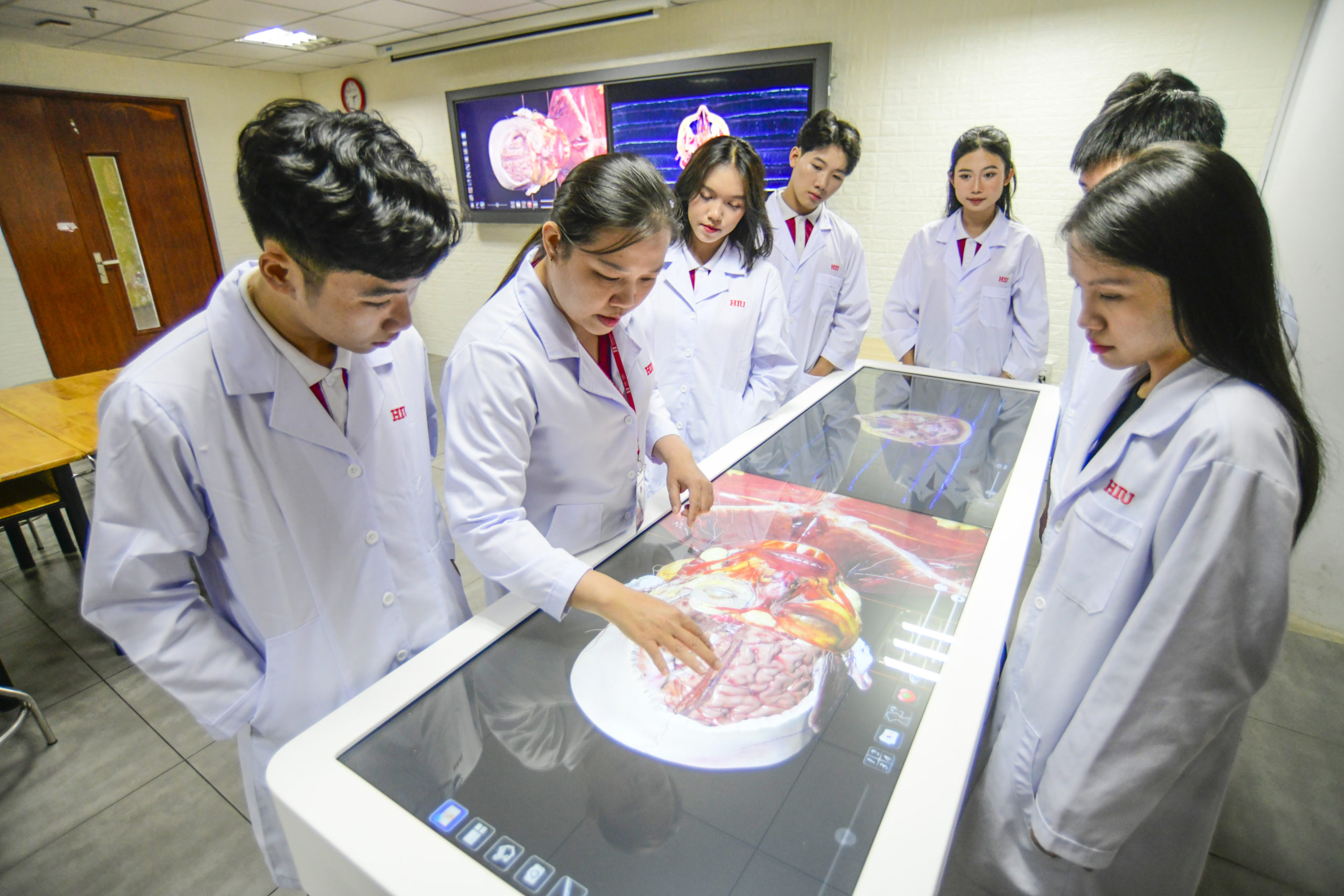 ہانگ بینگ انٹرنیشنل یونیورسٹی نے ہیلتھ میجرز کے لیے کم از کم اسکور کا اعلان کیا - تصویر 1۔ Trường ĐH Quốc tế Hồng Bàng công bố điểm sàn nhóm ngành sức khỏe - Ảnh 1.