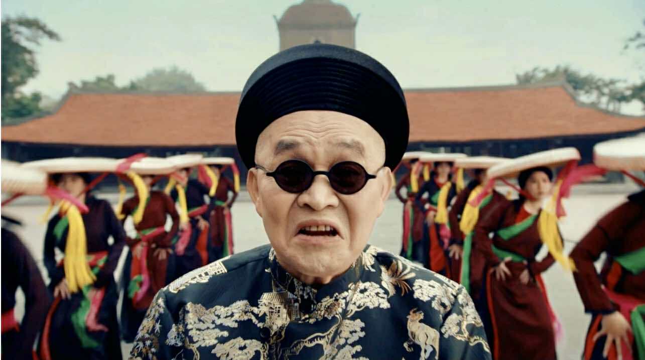 Den förtjänstfulla konstnären Xuan Hinh snyftade med  NSƯT Xuân Hinh thổn thức với