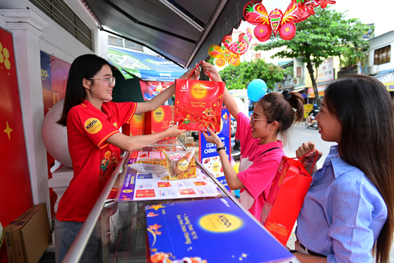 Thị trường bánh trung thu 2025: Thương hiệu lớn vươn lên , bánh nhà làm thóai trào - Ảnh 1. Thị trường bánh trung thu 2025: Thương hiệu lớn vươn lên , bánh nhà làm thóai trào - Ảnh 1.