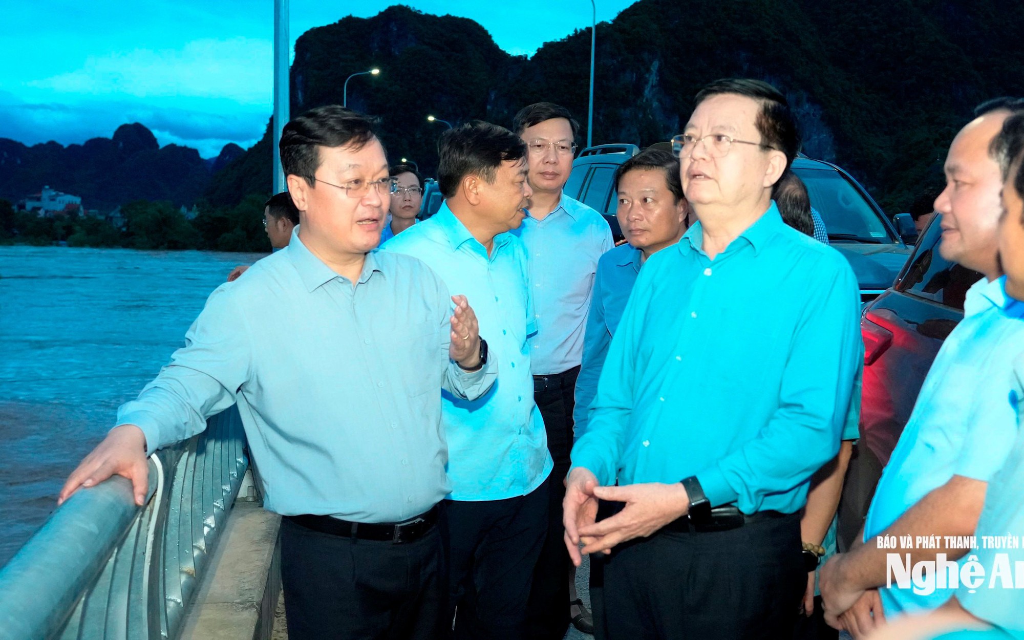 Phó Thủ tướng Mai Văn Chính thăm hỏi người dân vùng lũ Nghệ An- Ảnh 2.