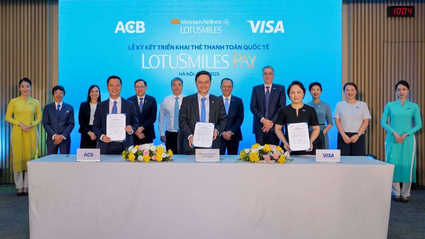 Vietnam Airlines cùng ACB và Visa ra mắt thẻ hội viên tích hợp thanh toán Lotusmiles Pay- Ảnh 1. Vietnam Airlines cùng ACB và Visa ra mắt thẻ hội viên tích hợp thanh toán Lotusmiles Pay- Ảnh 1.