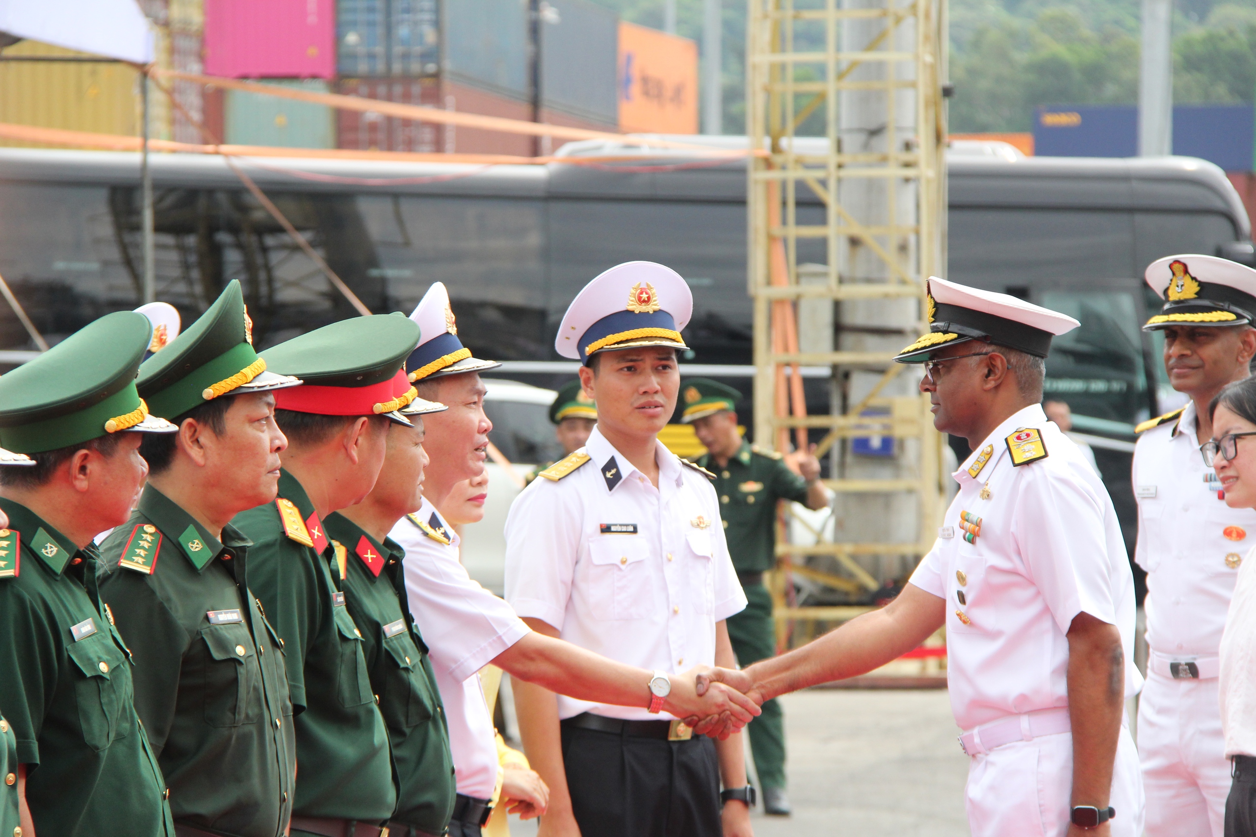 Dàn chiến hạm Hải quân Ấn Độ thăm Đà Nẵng kỷ niệm quan hệ Việt Nam - Ấn Độ - Ảnh 2. Dàn chiến hạm Hải quân Ấn Độ thăm Đà Nẵng kỷ niệm quan hệ Việt Nam - Ấn Độ - Ảnh 2.