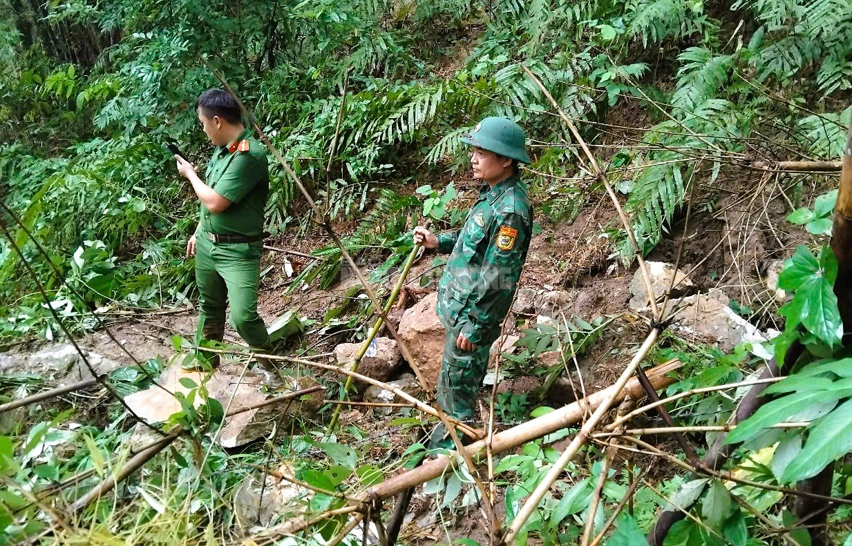 Hiện trường đá rơi ầm ầm từ trên núi ở Thanh Hóa- Ảnh 1. Hiện trường đá rơi ầm ầm từ trên núi ở Thanh Hóa- Ảnh 1.