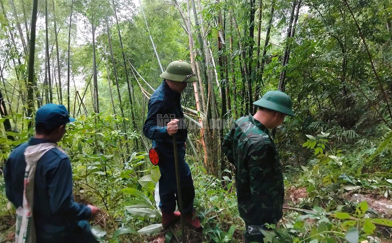 Hiện trường đá rơi ầm ầm từ trên núi ở Thanh Hóa- Ảnh 3. Hiện trường đá rơi ầm ầm từ trên núi ở Thanh Hóa- Ảnh 3.
