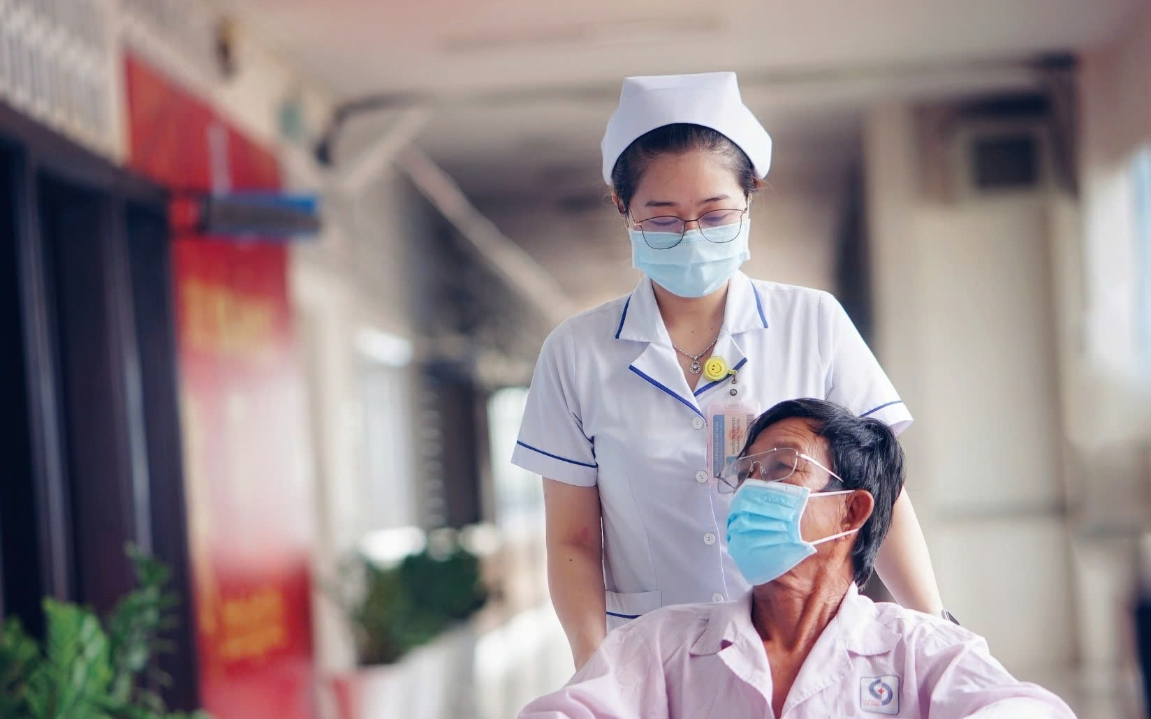 Trường hợp n&agrave;o nh&acirc;n vi&ecirc;n y tế được hưởng 100% phụ cấp ưu đ&atilde;i nghề? - Ảnh 2.