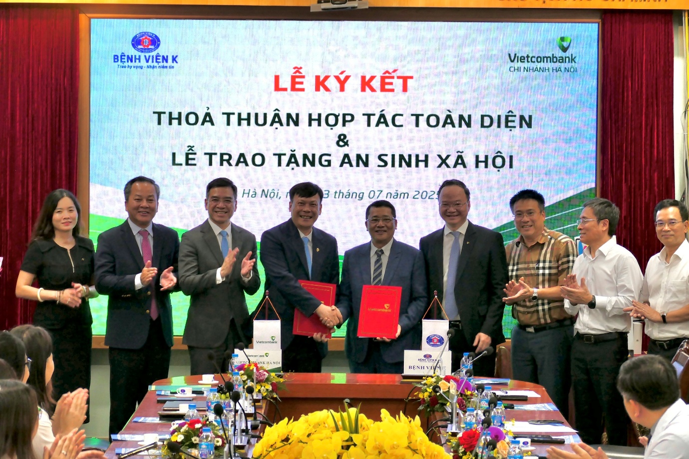 Vietcombank và Bệnh viện K hợp tác toàn diện, trao tặng 100 máy tính bảng trị giá 1 tỉ đồng - Ảnh 1.