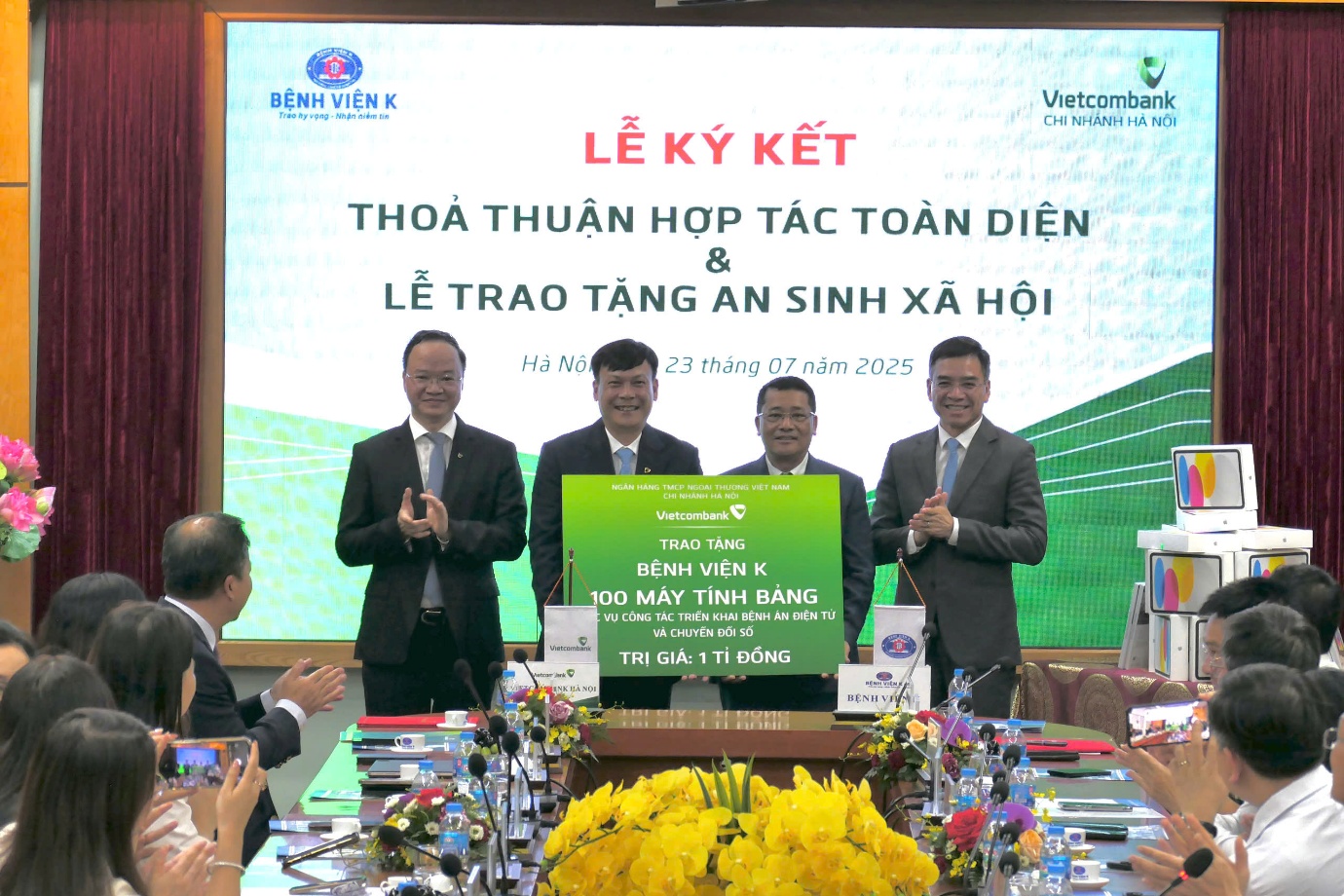 Vietcombank và Bệnh viện K hợp tác toàn diện, trao tặng 100 máy tính bảng trị giá 1 tỉ đồng - Ảnh 2.