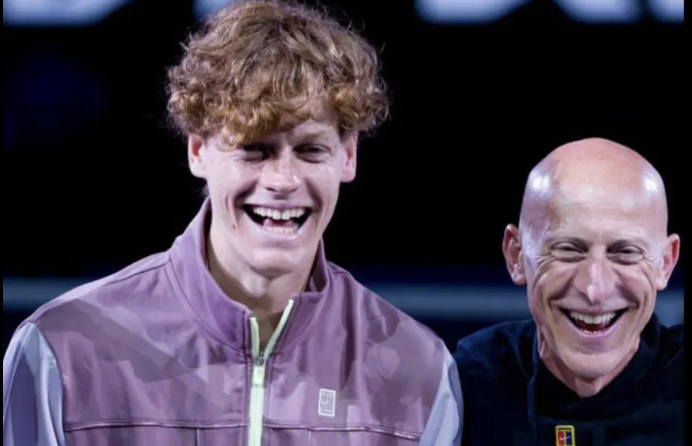 Sinner znovu jmenoval trenéra zapleteného do dopingového skandálu, což způsobilo šok - Foto 1. Sinner tái bổ nhiệm HLV từng dính bê bối doping, gây chấn động- Ảnh 1.