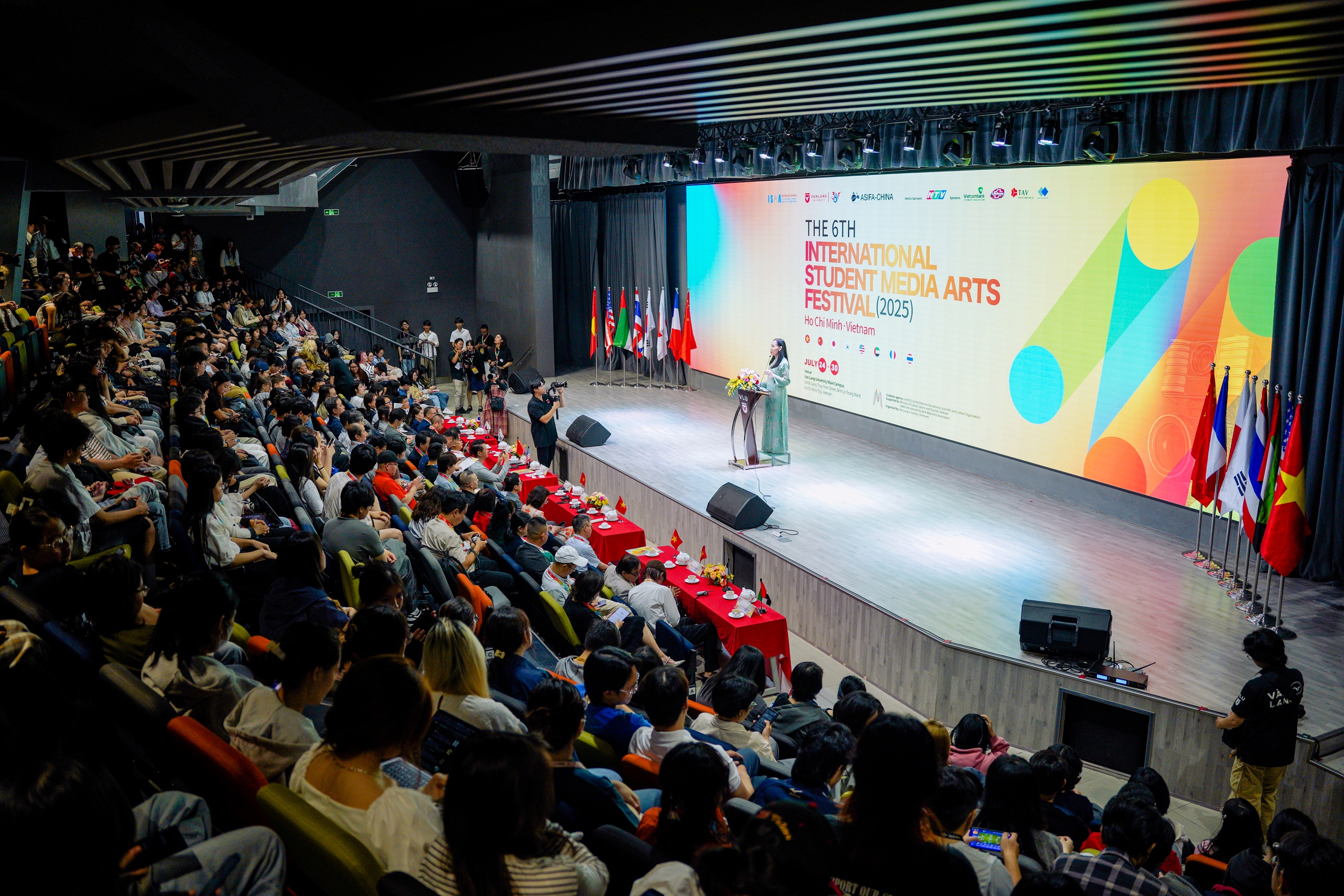 សាកលវិទ្យាល័យចំនួន ៣៧ ក្នុងប្រទេសចំនួន ៨ ចូលរួមមហោស្រពភាពយន្តនិស្សិតអន្តរជាតិនៅវៀតណាម - រូបថត ១. 37 trường ĐH ở 8 quốc gia tham dự Liên hoan phim Sinh viên Quốc tế tại Việt Nam- Ảnh 1.