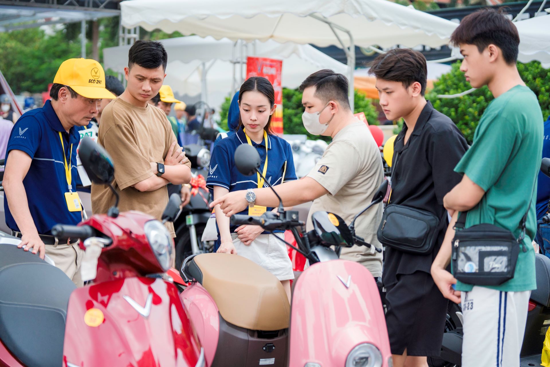 Người dân tại Hà Nội, An Giang, Khánh Hòa “hóng” sự kiện “Đổi xăng lấy điện” của VinFast- Ảnh 2. Người dân tại Hà Nội, An Giang, Khánh Hòa “hóng” sự kiện “Đổi xăng lấy điện” của VinFast- Ảnh 2.