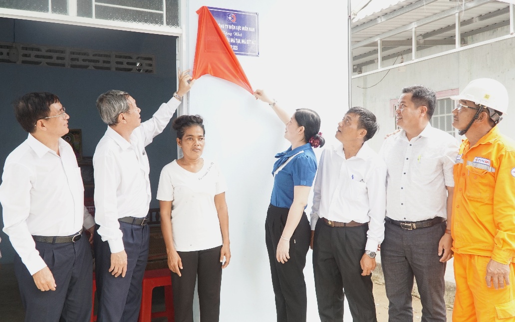 Ngành điện miền Nam xuyên lễ 2-9 trên những công trình lưới điện - Ảnh 1.