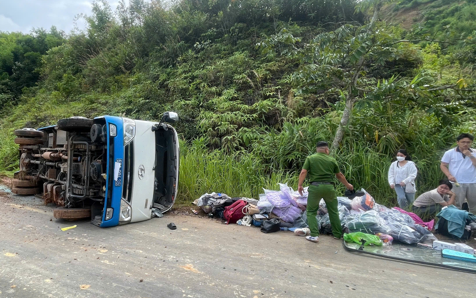 VIDEO: Xe tải phóng nhanh lật trúng người phụ nữ bán hàng ven đường- Ảnh 1.