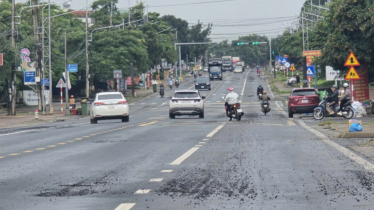 Quốc lộ 19 vừa làm đã nát bét, địa phương cương quyết không nhận bàn giao- Ảnh 1. Quốc lộ 19 vừa làm đã nát bét, địa phương cương quyết không nhận bàn giao- Ảnh 1.