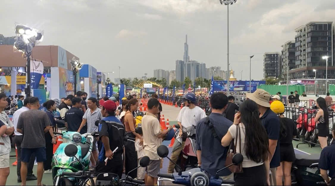 Cuối tuần, hàng ngàn người dân TP HCM mang xe xăng đi đổi xe máy điện- Ảnh 2. Cuối tuần, hàng ngàn người dân TP HCM mang xe xăng đi đổi xe máy điện- Ảnh 2.