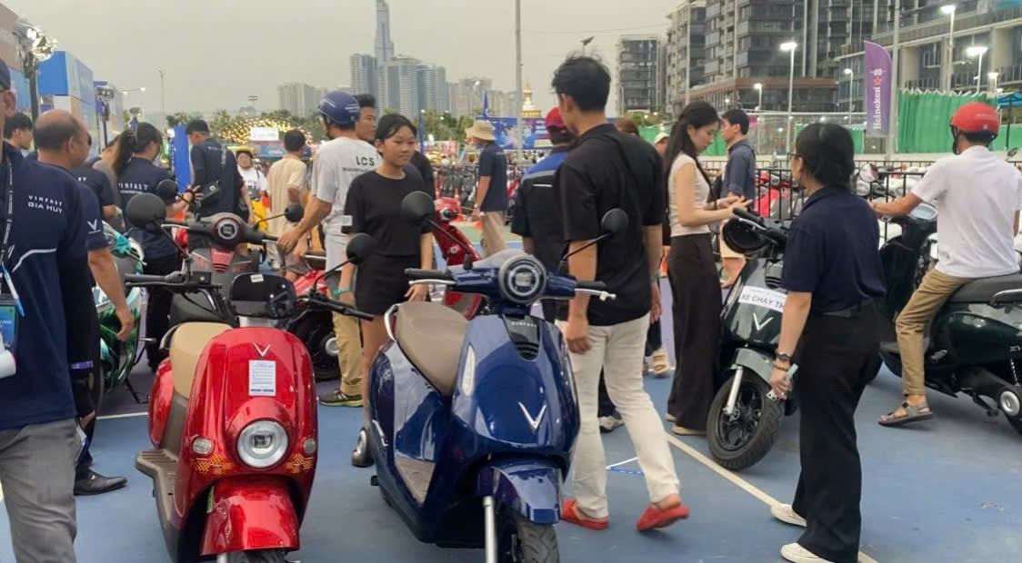 Cuối tuần, hàng ngàn người dân TP HCM mang xe xăng đi đổi xe máy điện- Ảnh 1. Cuối tuần, hàng ngàn người dân TP HCM mang xe xăng đi đổi xe máy điện- Ảnh 1.