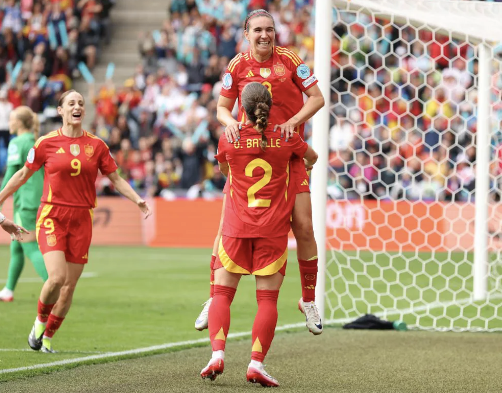 Euro 2025: Mengalahkan Spanyol dalam adu penalti, Inggris dengan susah payah mempertahankan gelar mereka - Foto 1. Euro 2025: Thắng Tây Ban Nha ở loạt 11 m, tuyển Anh nghẹt thở bảo vệ ngôi Hậu- Ảnh 1.