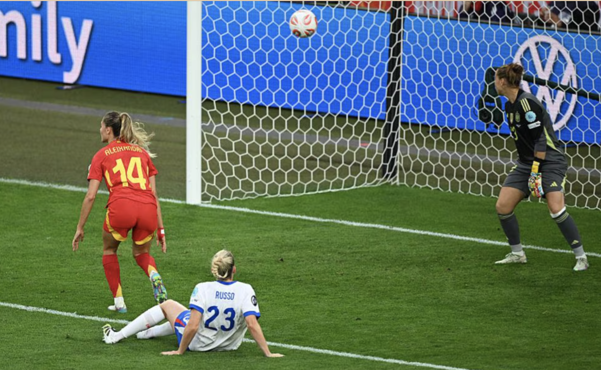 Euro 2025: Mengalahkan Spanyol dalam adu penalti, Inggris dengan susah payah mempertahankan gelar mereka - Foto 2. Euro 2025: Thắng Tây Ban Nha ở loạt 11 m, tuyển Anh nghẹt thở bảo vệ ngôi Hậu- Ảnh 2.