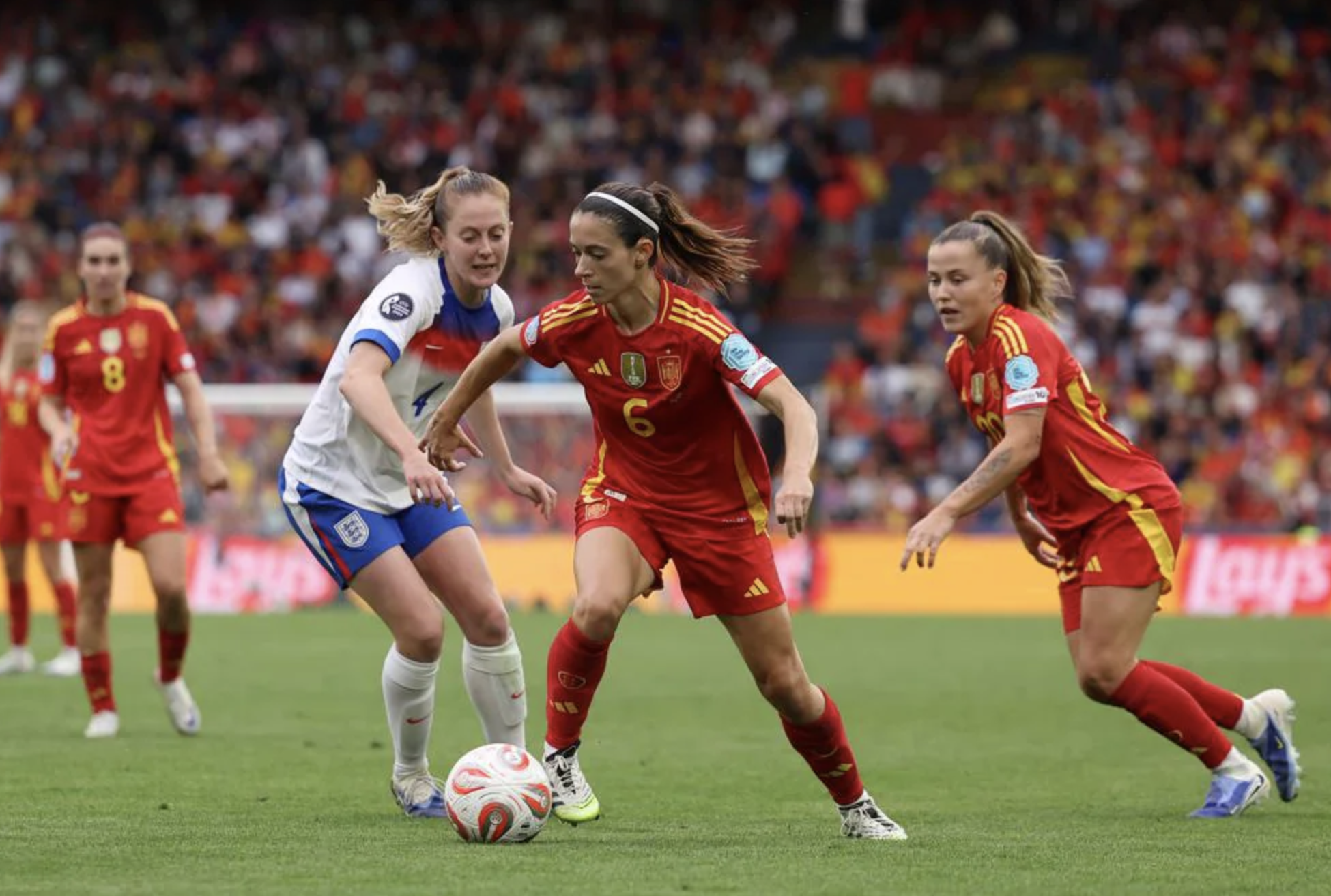 Euro 2025: Mengalahkan Spanyol dalam adu penalti, Inggris dengan susah payah mempertahankan gelar mereka - Foto 8. Euro 2025: Thắng Tây Ban Nha ở loạt 11 m, tuyển Anh nghẹt thở bảo vệ ngôi Hậu- Ảnh 8.