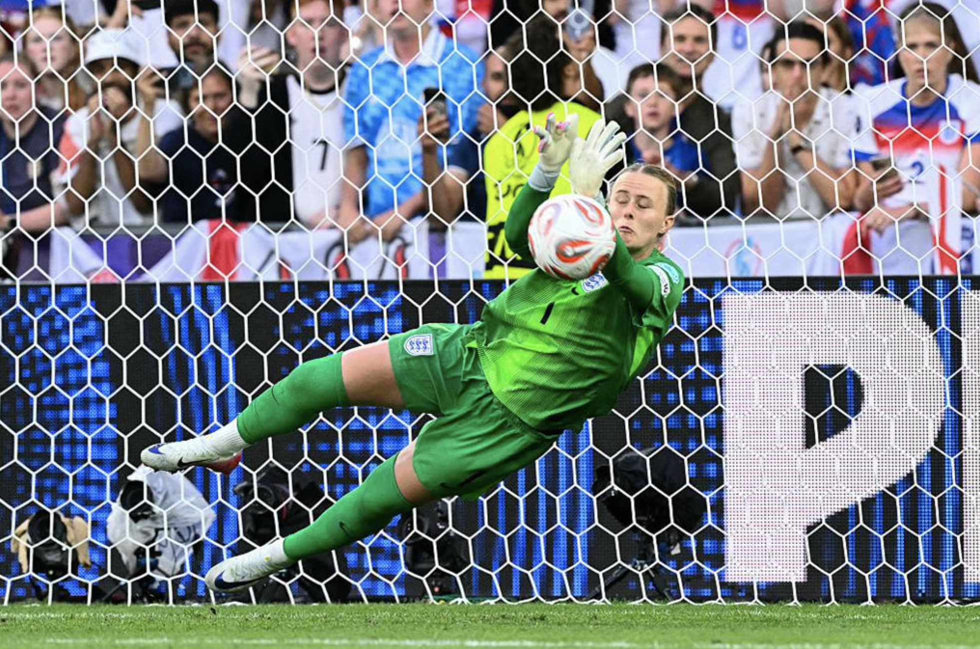 Euro 2025: Mengalahkan Spanyol dalam adu penalti, Inggris dengan susah payah mempertahankan gelar mereka - Foto 5. Euro 2025: Thắng Tây Ban Nha ở loạt 11 m, tuyển Anh nghẹt thở bảo vệ ngôi Hậu- Ảnh 5.