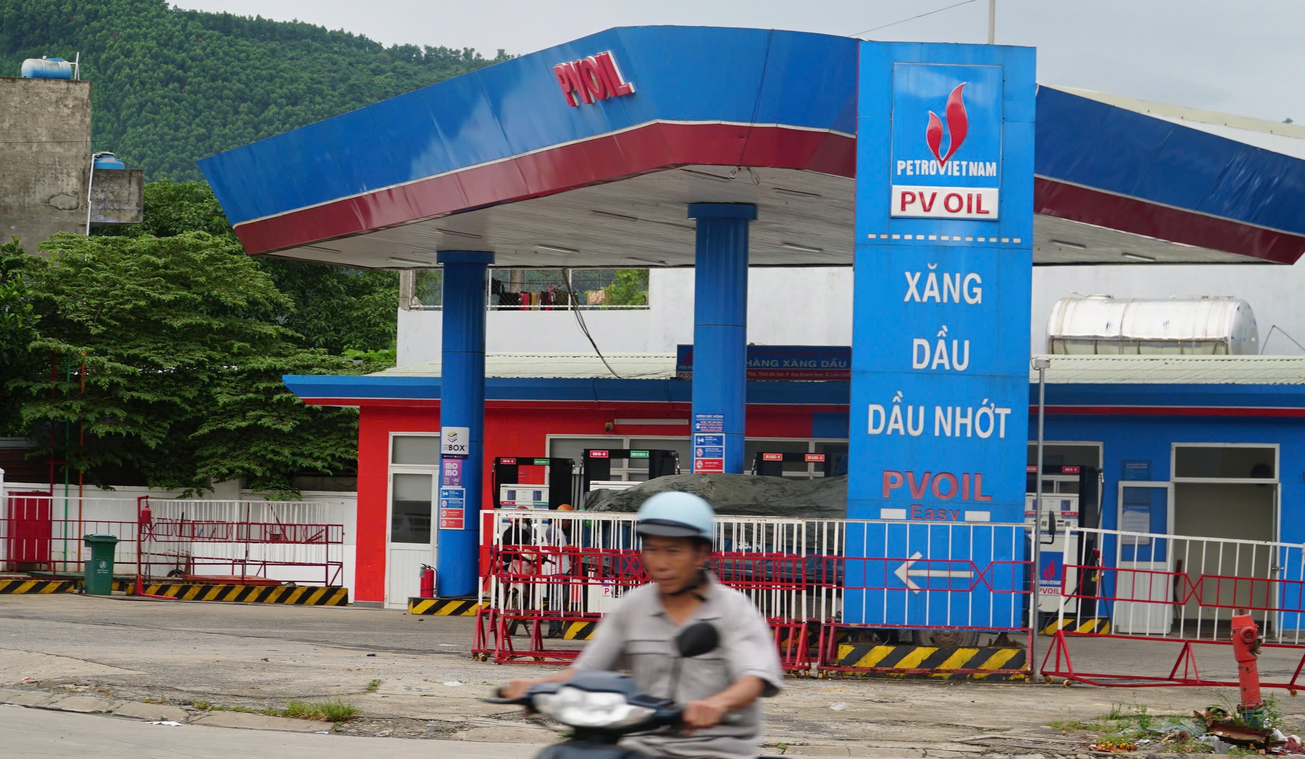 Da Nang ukarał pracowników stacji benzynowej PV Oil, którzy odmówili dokonania przelewu - Zdjęcie 1. Đà Nẵng chấn chỉnh nhân viên cây xăng PV Oil từ chối thanh toán chuyển khoản - Ảnh 1.