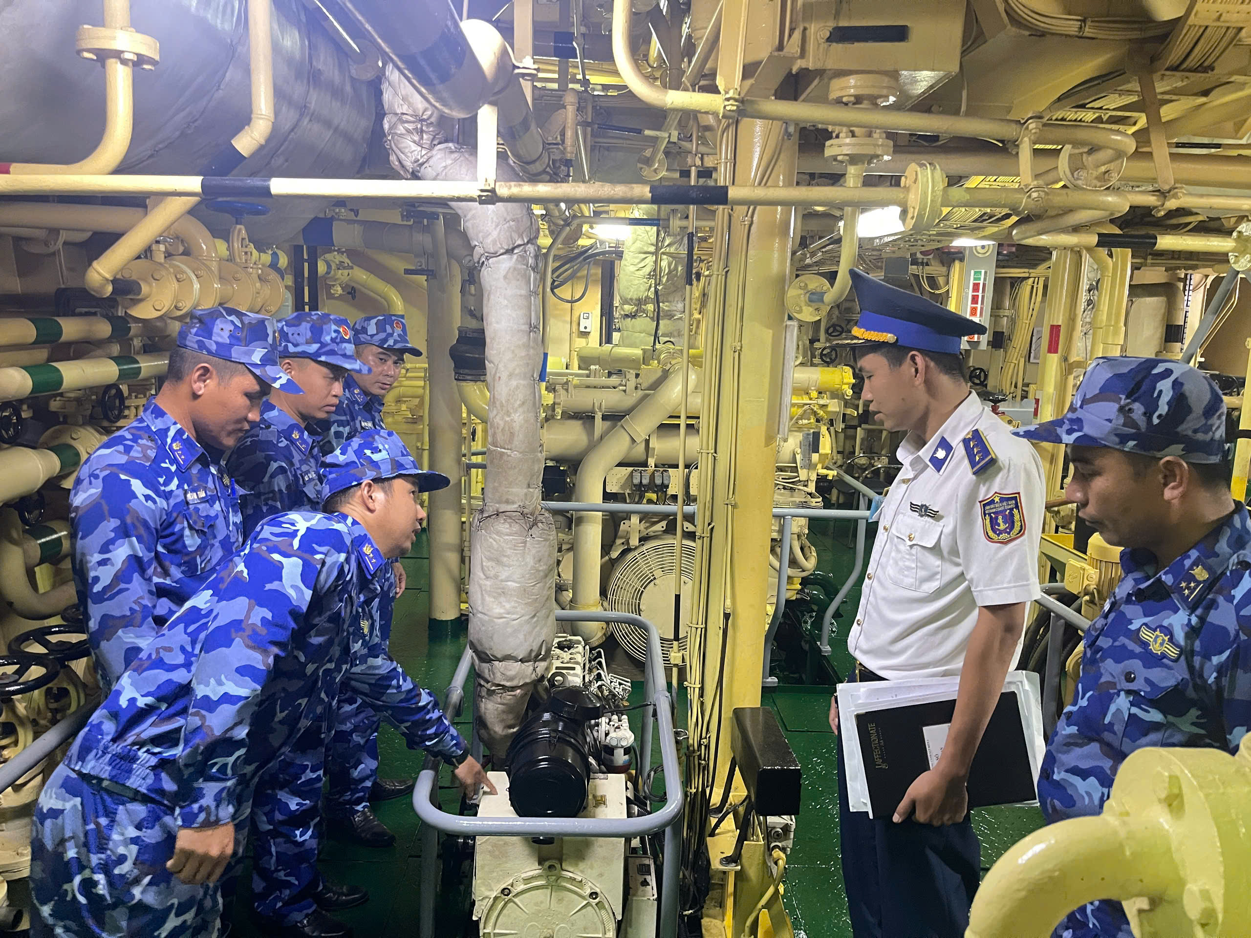 ກອງບັນຊາການທະຫານເຂດ 2 ປິດການແຂ່ງຂັນເຮືອຊ່ວງ, ເຮືອ ແລະ ພາຫະນະ ປະຈຳປີ 2025 - ຮູບ 1. Vùng Cảnh sát biển 2 bế mạc Hội thi tàu, xuồng, xe tốt năm 2025- Ảnh 1.