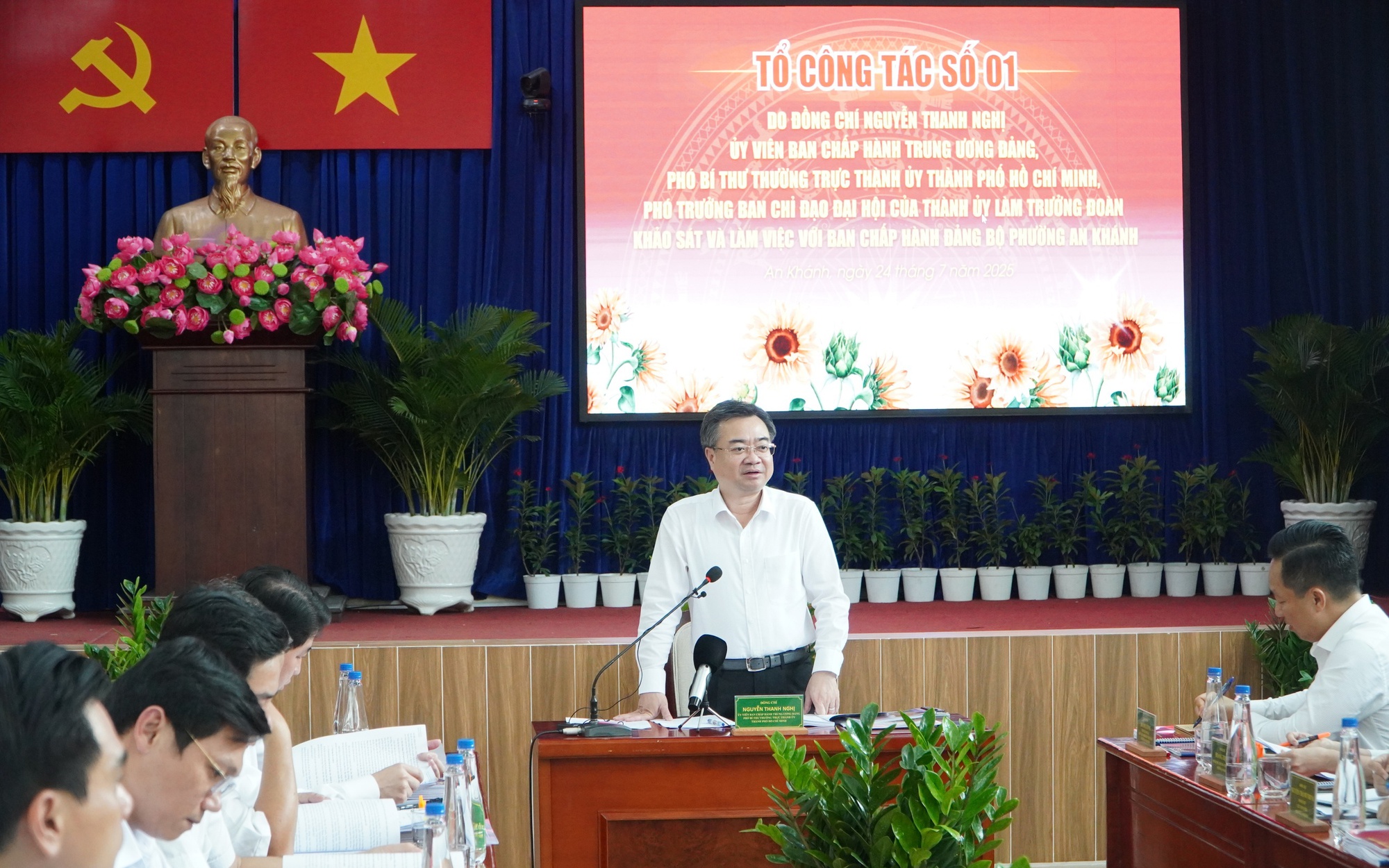 TP HCM: Chấn chỉnh tình trạng "cò làm giấy tờ" tại các Trung tâm Phục vụ hành chính công- Ảnh 2.