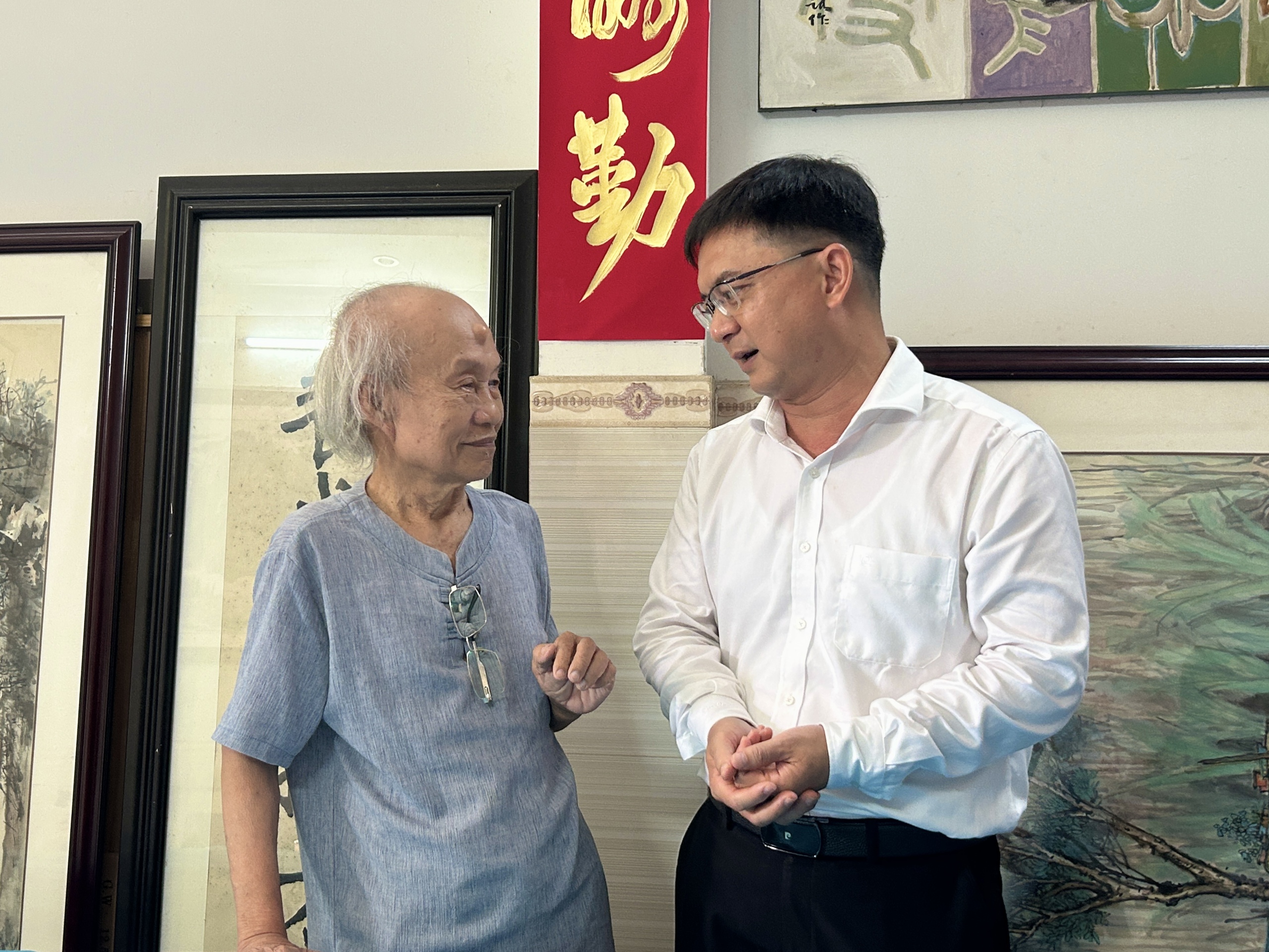 Besuchen Sie drei herausragende Künstler und zollen Sie ihnen Tribut – Foto 3. Thăm và tri ân 3 văn nghệ sĩ tiêu biểu- Ảnh 3.