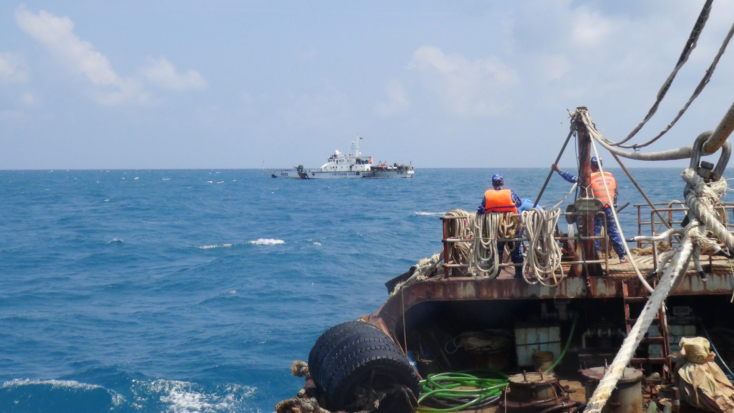 Penjaga Pantai Wilayah 4 terus meraih prestasi di laut Barat Daya - Foto 3. Vùng Cảnh sát biển 4 liên tiếp lập công trên vùng biển Tây Nam- Ảnh 3.