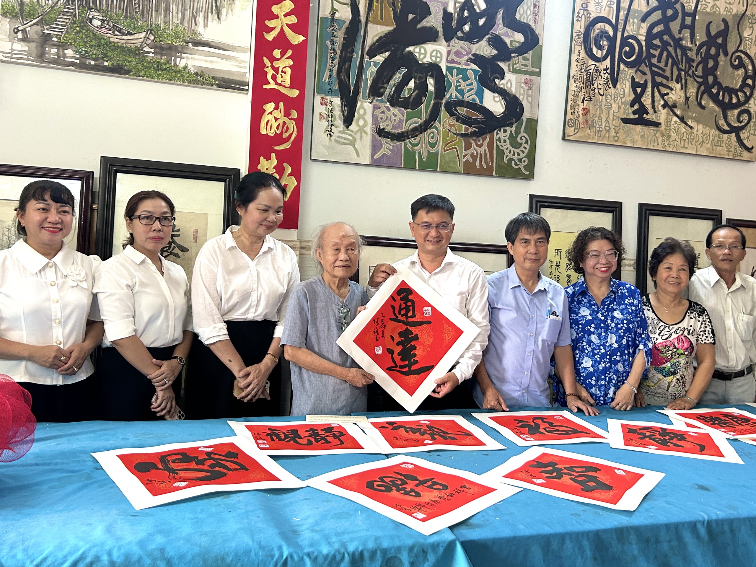 Besuchen Sie drei herausragende Künstler und zollen Sie ihnen Tribut – Foto 4. Thăm và tri ân 3 văn nghệ sĩ tiêu biểu- Ảnh 4.