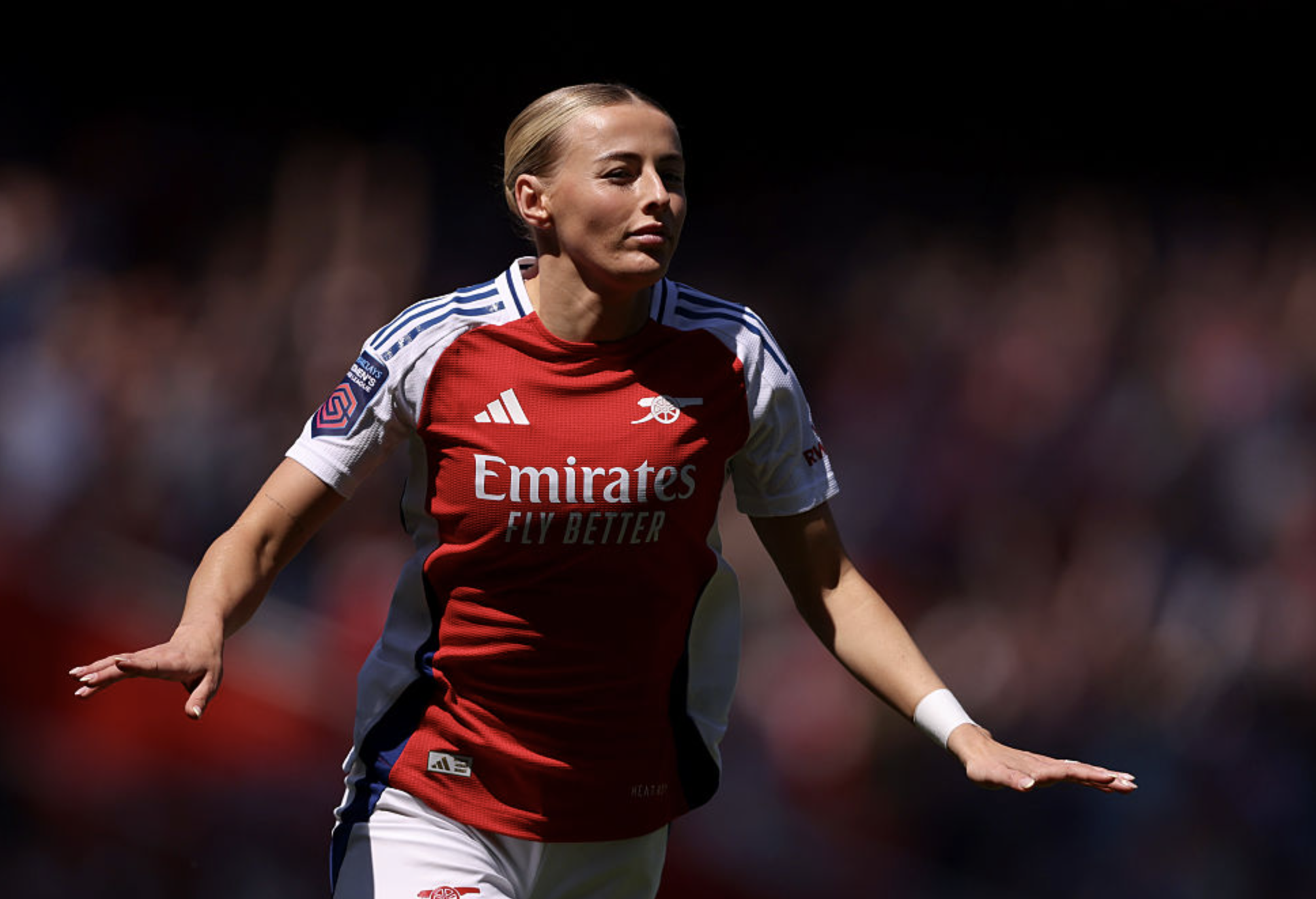 Chloe Kelly: Jornada do futebol de rua a ícone europeu - Foto 2. Chloe Kelly: Hành trình từ bóng đá đường phố đến biểu tượng Euro- Ảnh 2.