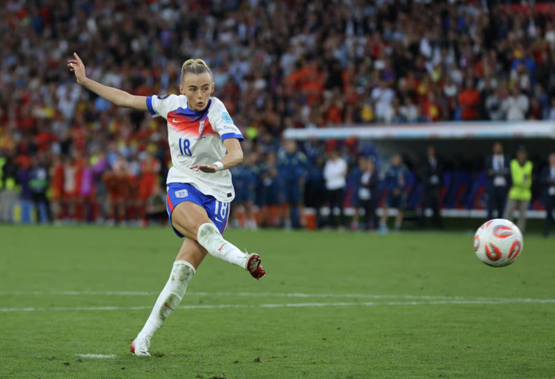 Chloe Kelly: Jornada do futebol de rua a ícone europeu - Foto 8. Chloe Kelly: Hành trình từ bóng đá đường phố đến biểu tượng Euro- Ảnh 8.