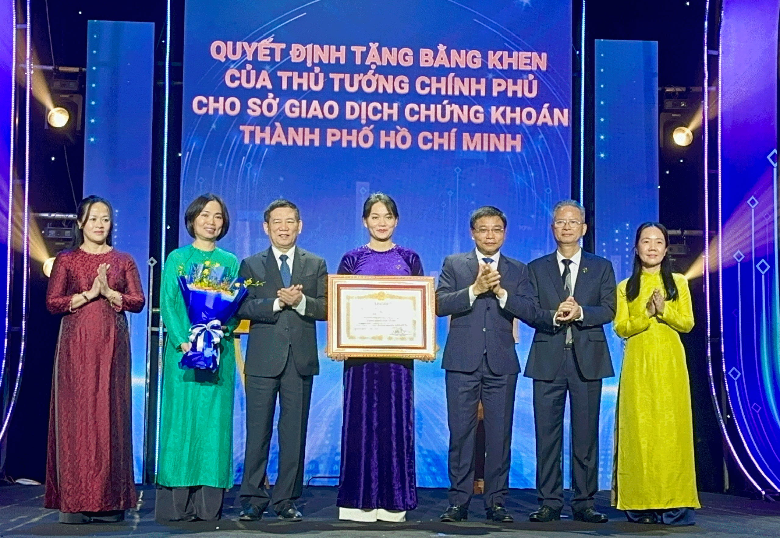 Bước tiến vượt bậc của chứng khoán Việt Nam 25 năm phát triển - Ảnh 2. Bước tiến vượt bậc của chứng khoán Việt Nam 25 năm phát triển - Ảnh 2.