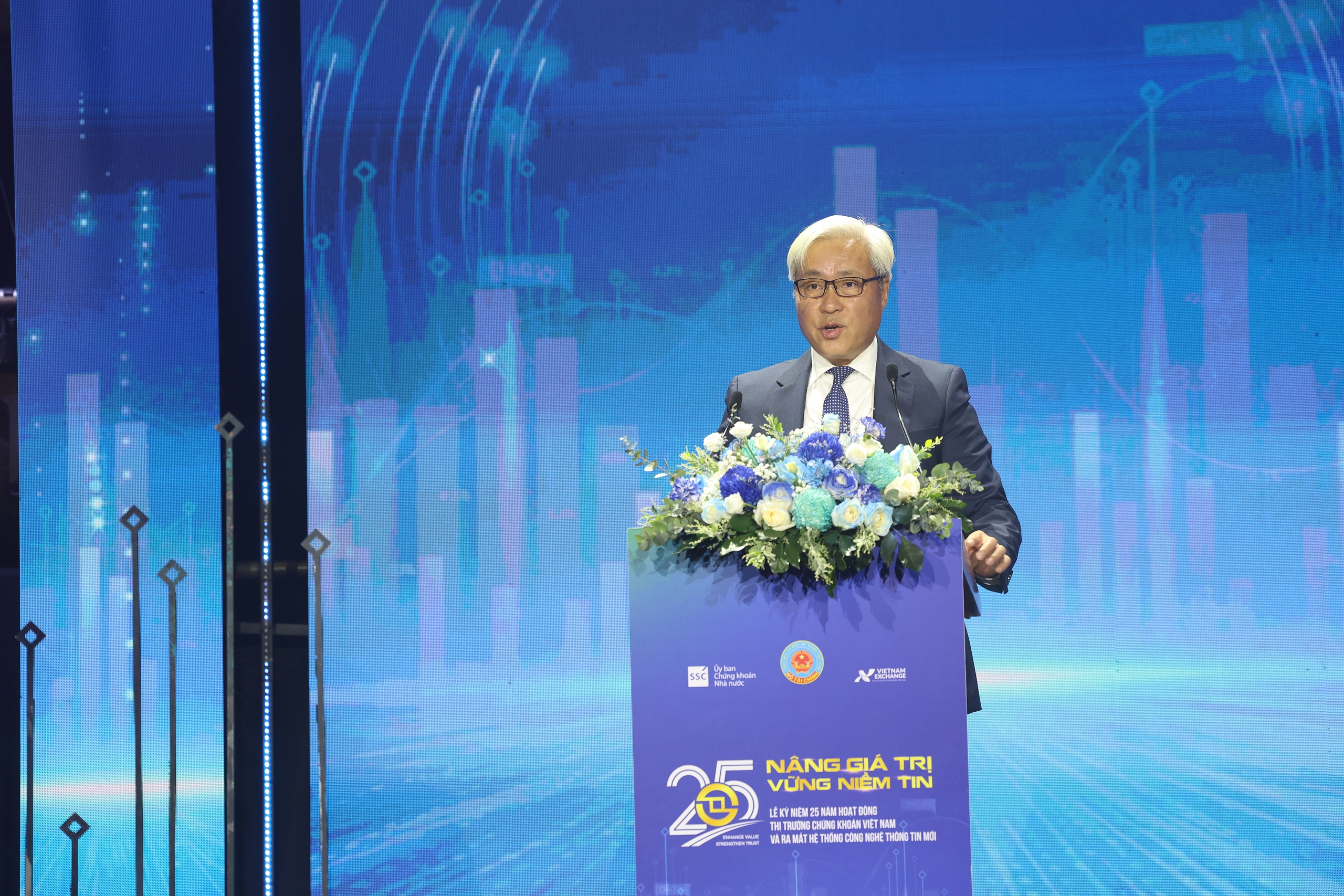 Destaques do mercado de ações do Vietnã, 25 anos de desenvolvimento - Foto 3. Những điểm nhấn nổi bật của thị trường chứng khoán Việt Nam 25 năm phát triển - Ảnh 3.