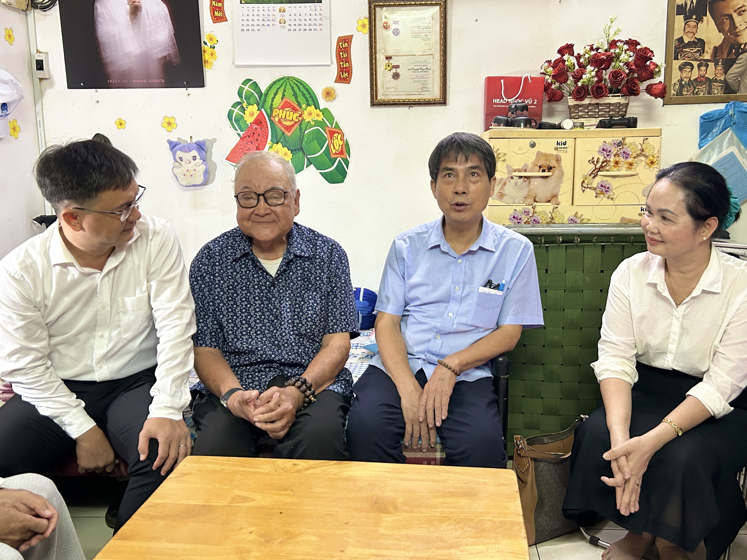 Besuchen Sie drei herausragende Künstler und zollen Sie ihnen Tribut – Foto 2. Thăm và tri ân 3 văn nghệ sĩ tiêu biểu- Ảnh 2.