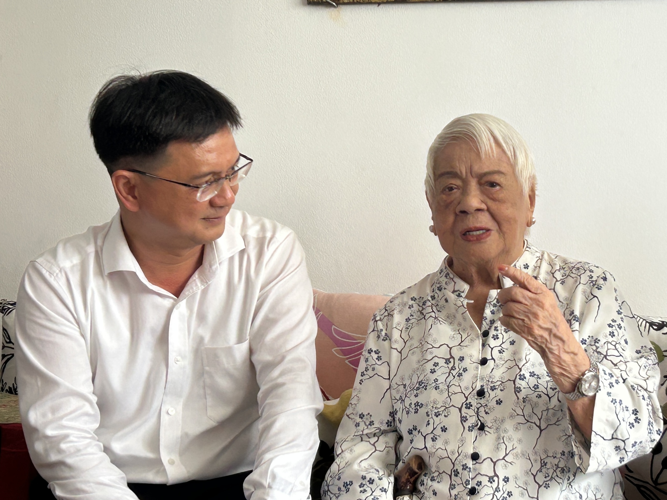 Besuchen Sie drei herausragende Künstler und zollen Sie ihnen Tribut – Foto 6. Thăm và tri ân 3 văn nghệ sĩ tiêu biểu- Ảnh 6.