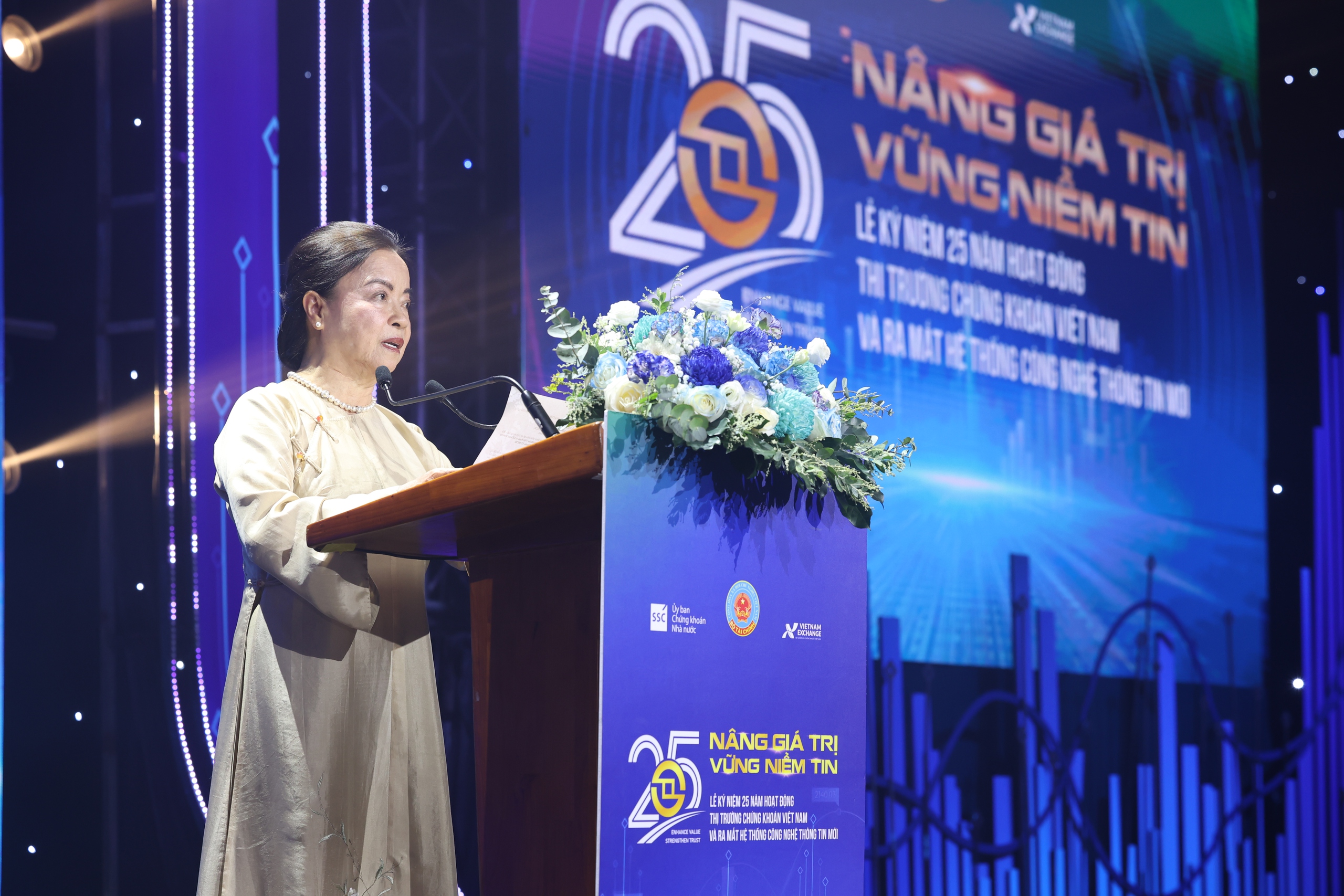 Destaques do mercado de ações do Vietnã, 25 anos de desenvolvimento - Foto 2. Những điểm nhấn nổi bật của thị trường chứng khoán Việt Nam 25 năm phát triển - Ảnh 2.