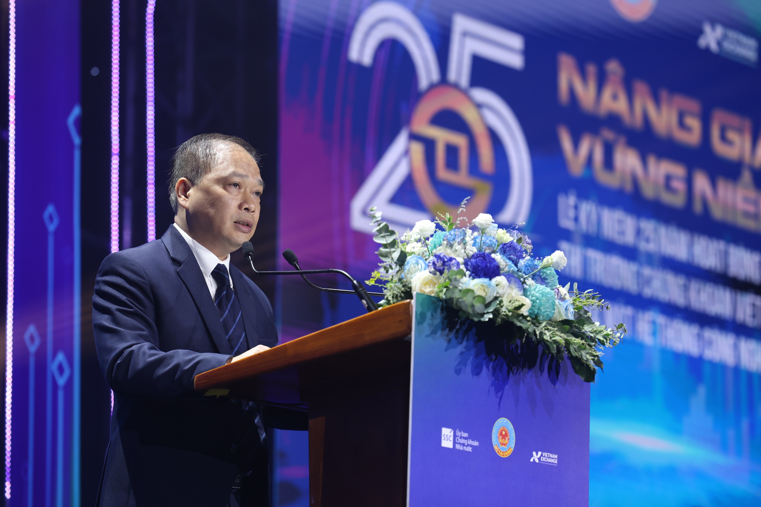 Destaques do mercado de ações do Vietnã, 25 anos de desenvolvimento - Foto 4. Những điểm nhấn nổi bật của thị trường chứng khoán Việt Nam 25 năm phát triển - Ảnh 4.