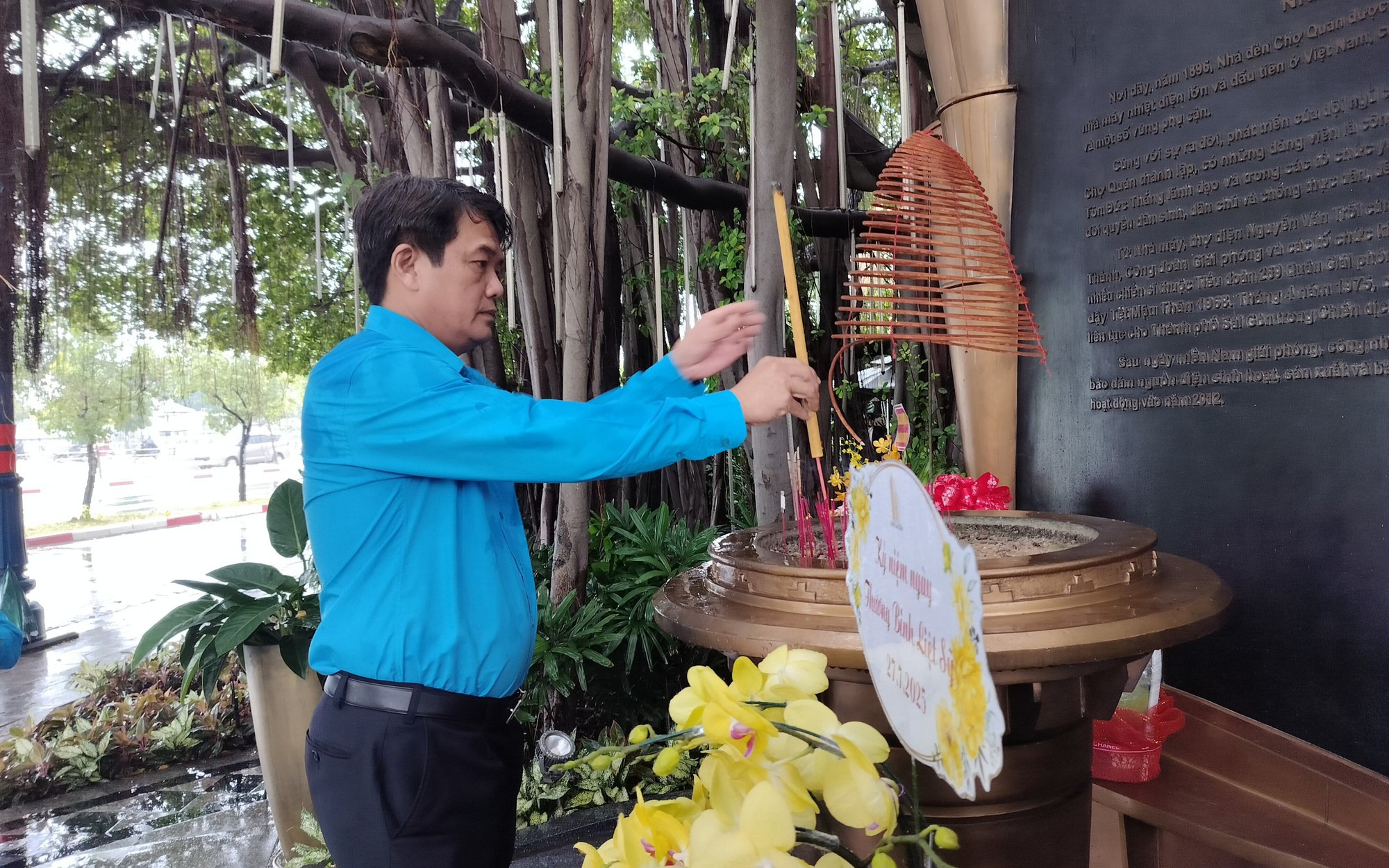 C&aacute;n bộ C&ocirc;ng đo&agrave;n, CNVC-LĐ TPHCM d&acirc;ng hương, d&acirc;ng hoa tưởng nhớ B&aacute;c Hồ, B&aacute;c T&ocirc;n - Ảnh 3.