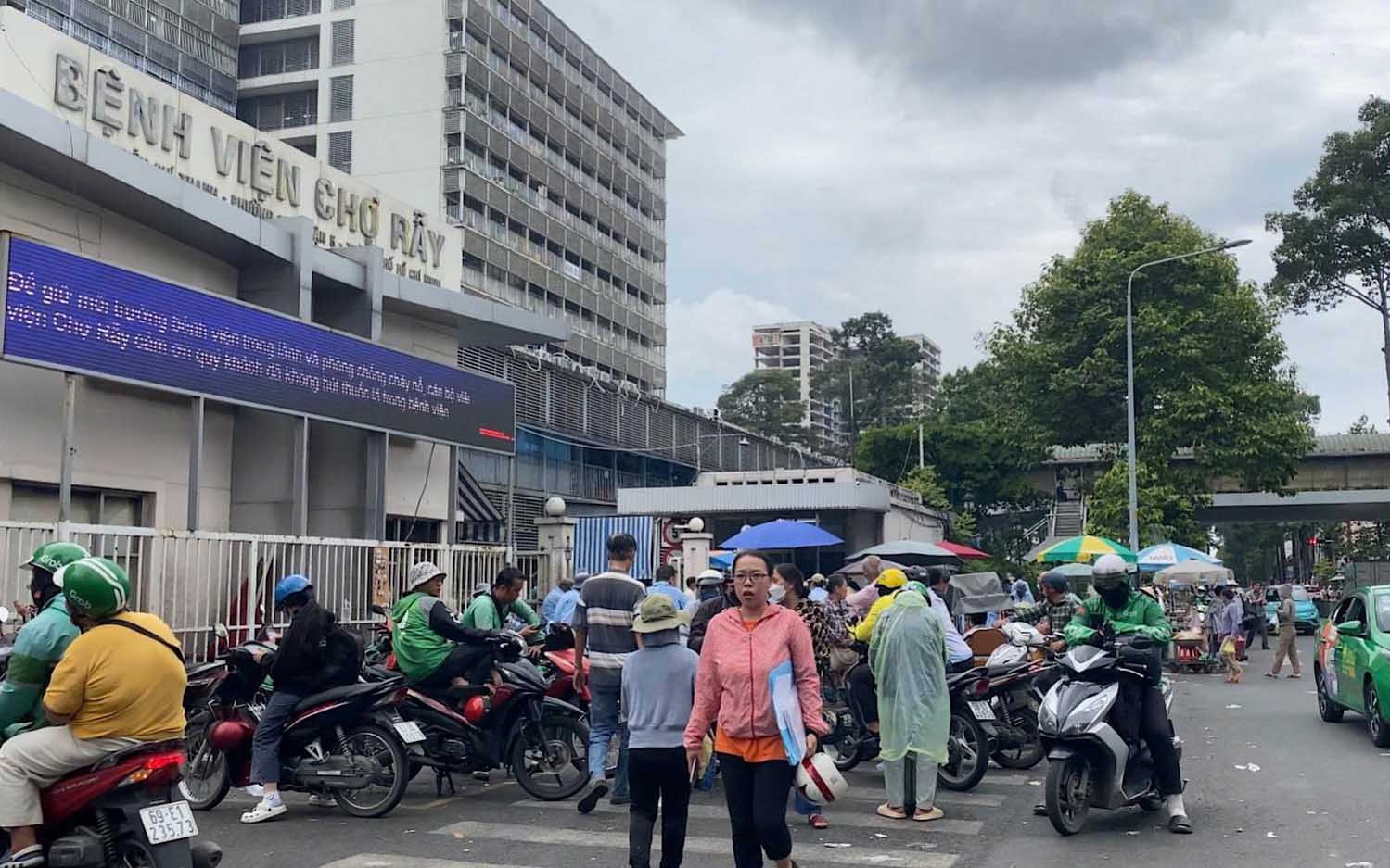 TP HCM họp khẩn để ngăn chặn tình trạng cò khám bệnh lộng hành - Ảnh 2.