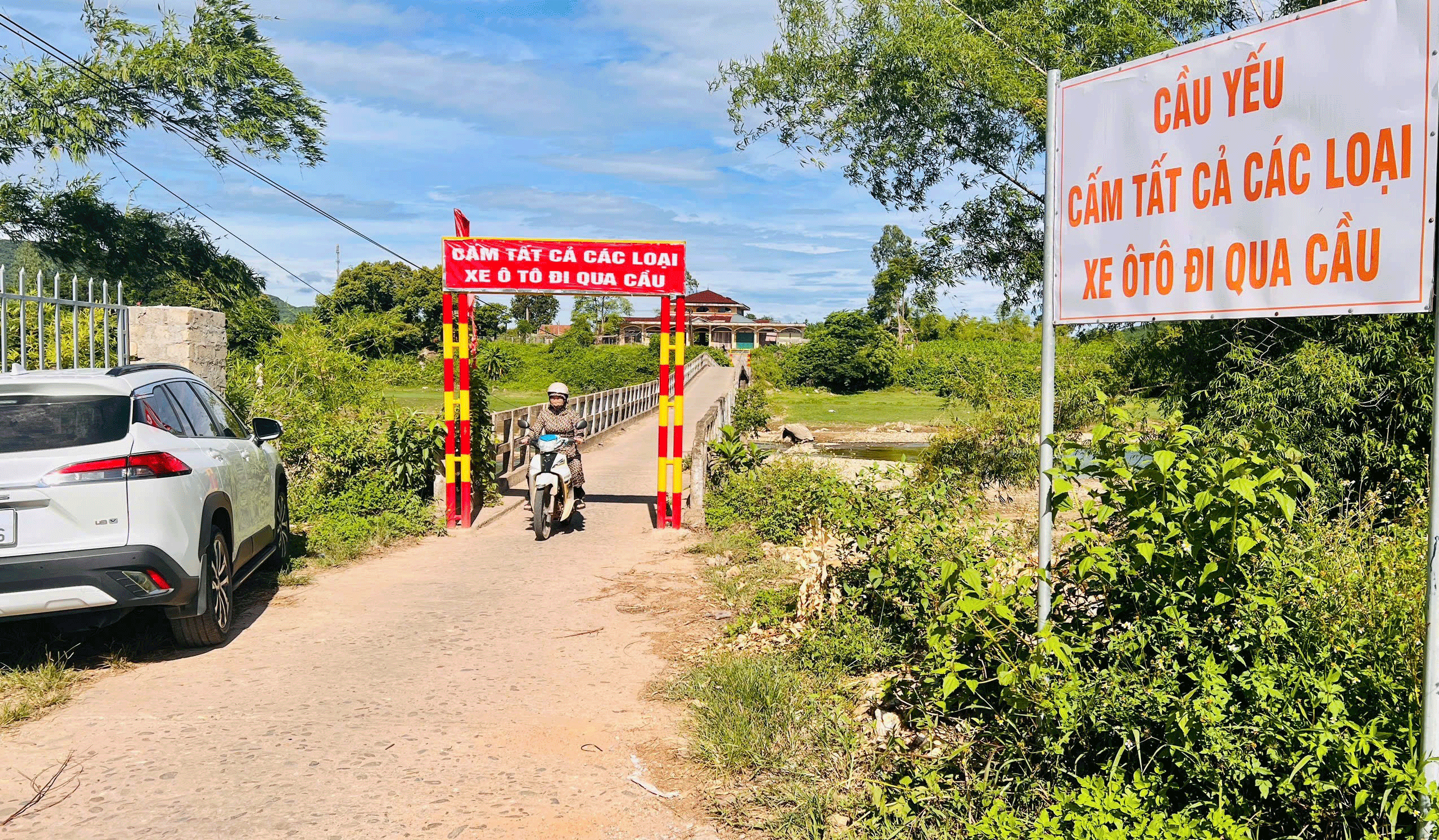 Nín thở qua cầu... chờ sập- Ảnh 1. Nín thở qua cầu... chờ sập- Ảnh 1.