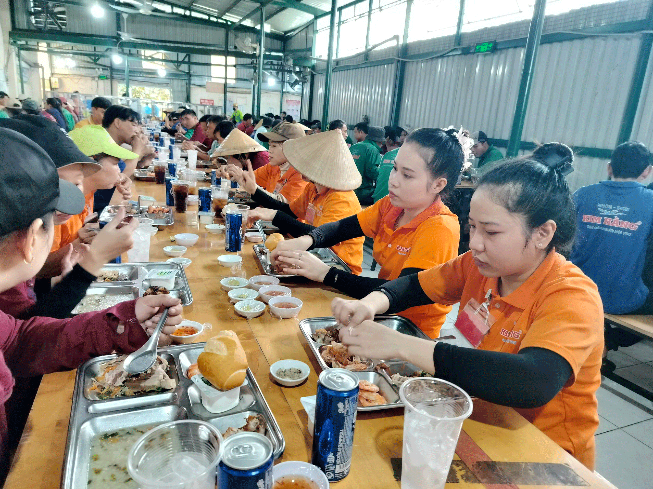 Đưa bữa ăn giữa ca vào thỏa ước lao động- Ảnh 1. Đưa bữa ăn giữa ca vào thỏa ước lao động- Ảnh 1.