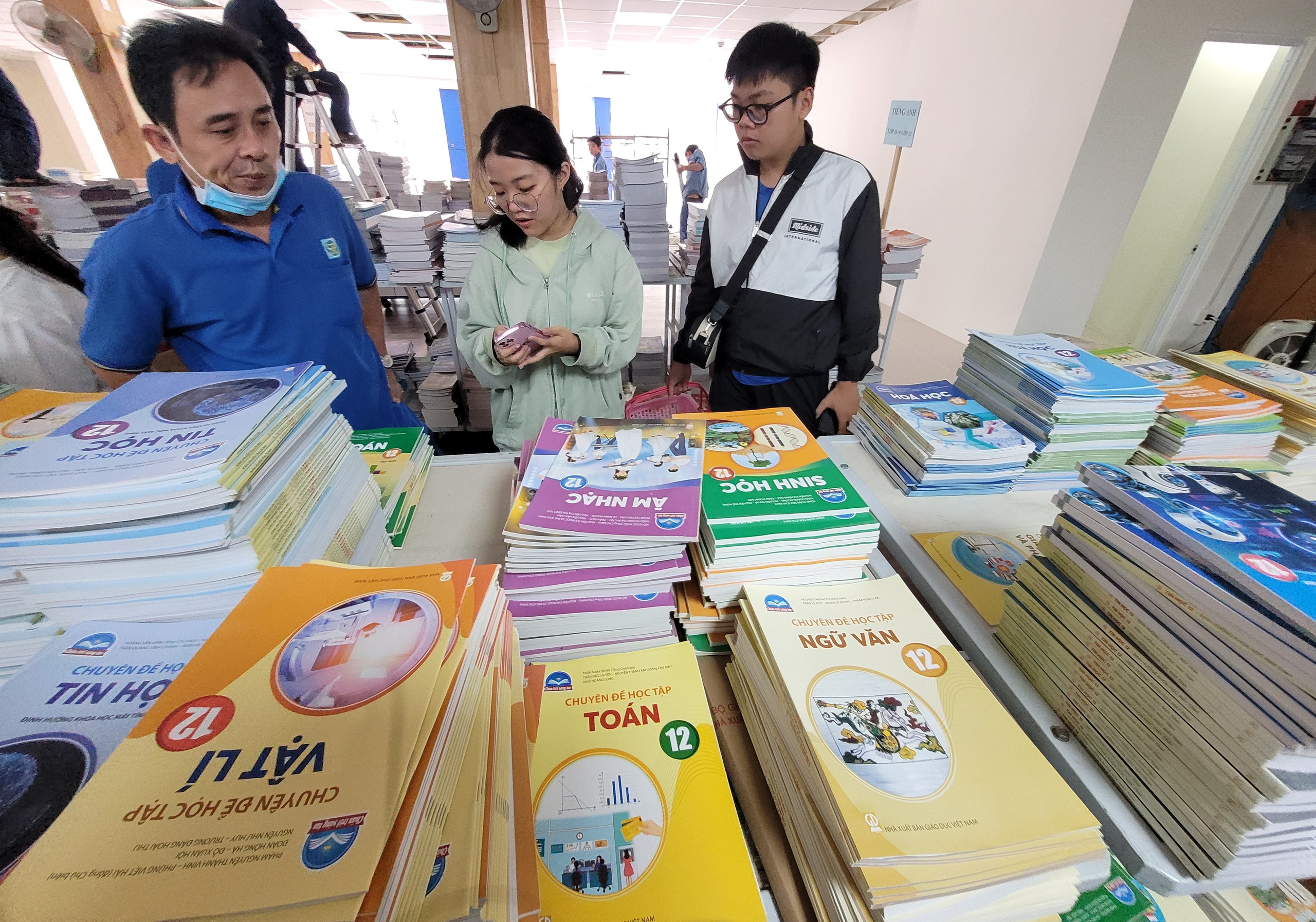 Mời bạn đọc nêu giải pháp cho các vấn đề về sách giáo khoa - Ảnh 1.