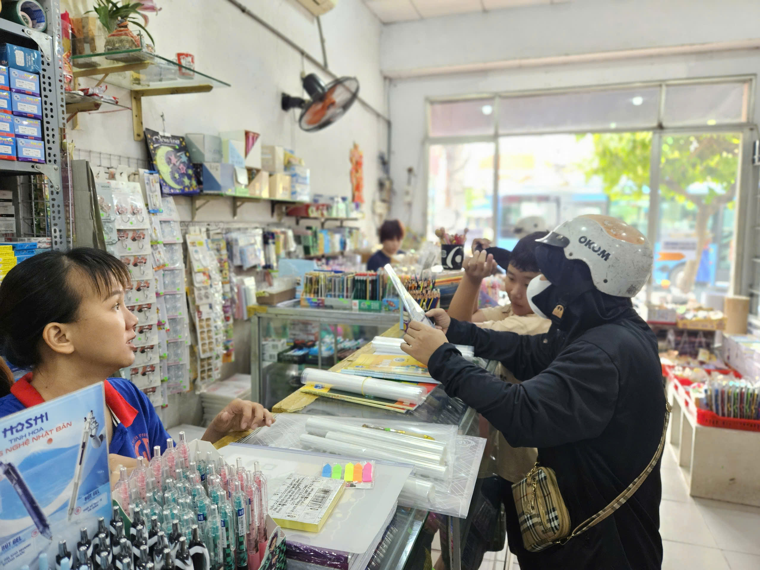 ទីក្រុងហូជីមិញ៖ ឪពុកម្តាយចំណាយលុយរាប់លានដើម្បីទិញសម្ភារៈសិក្សា និងសៀវភៅសិក្សា - រូបថត ១. TP HCM: Phụ huynh chi tiền triệu để mua dụng cụ học tập, sách giáo khoa- Ảnh 1.