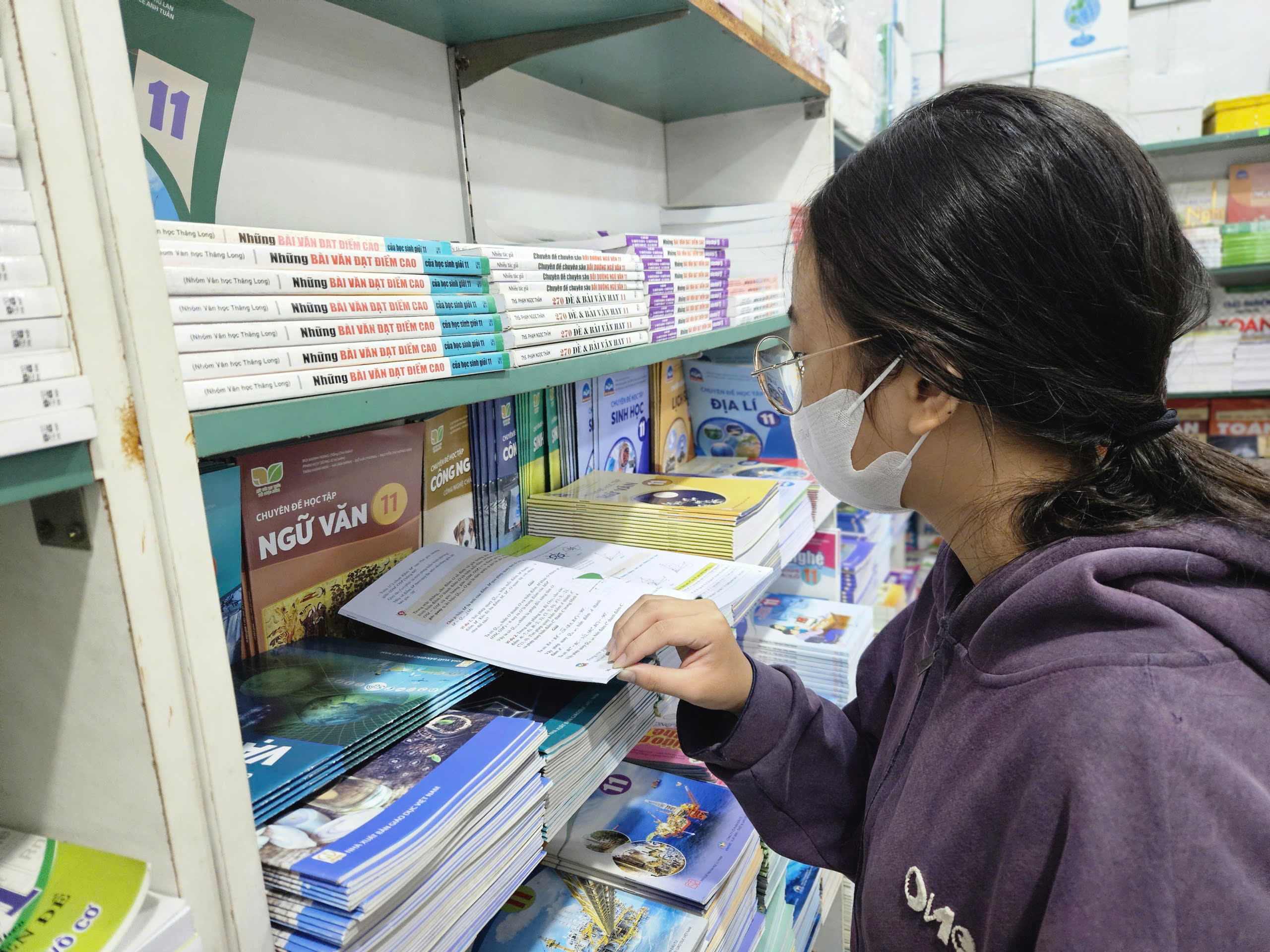 ទីក្រុងហូជីមិញ៖ ឪពុកម្តាយចំណាយប្រាក់រាប់លានដើម្បីទិញសម្ភារៈសិក្សា និងសៀវភៅសិក្សា - រូបថត ៣. TP HCM: Phụ huynh chi tiền triệu để mua dụng cụ học tập, sách giáo khoa- Ảnh 3.