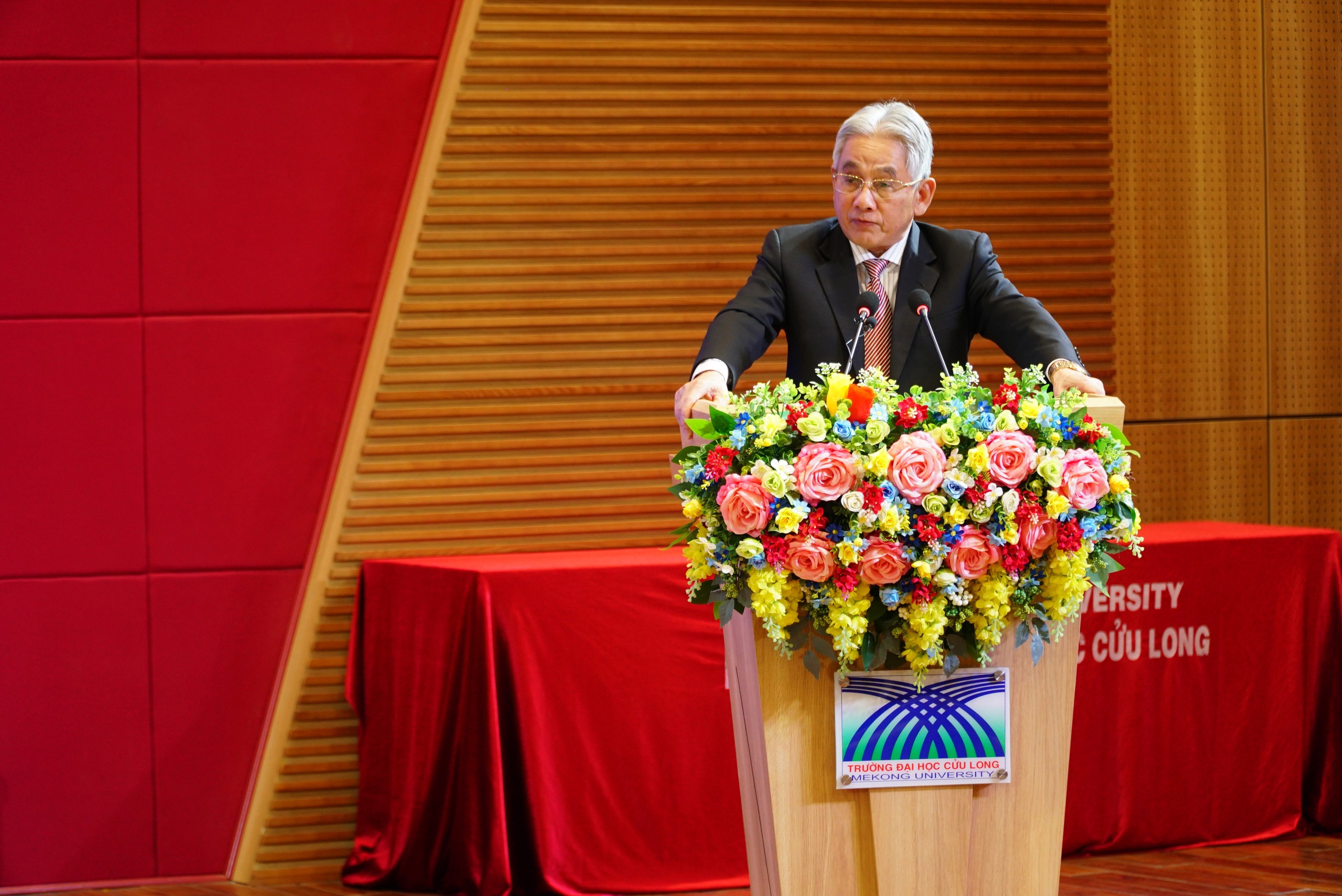 សាកលវិទ្យាល័យ Cuu Long បានរៀបចំសន្និសីទអនុវត្តដំណោះស្រាយសំខាន់របស់ការិយាល័យនយោបាយ - រូបថត ១. Trường ĐH Cửu Long tổ chức hội nghị triển khai nghị quyết quan trọng của Bộ Chính trị- Ảnh 1.