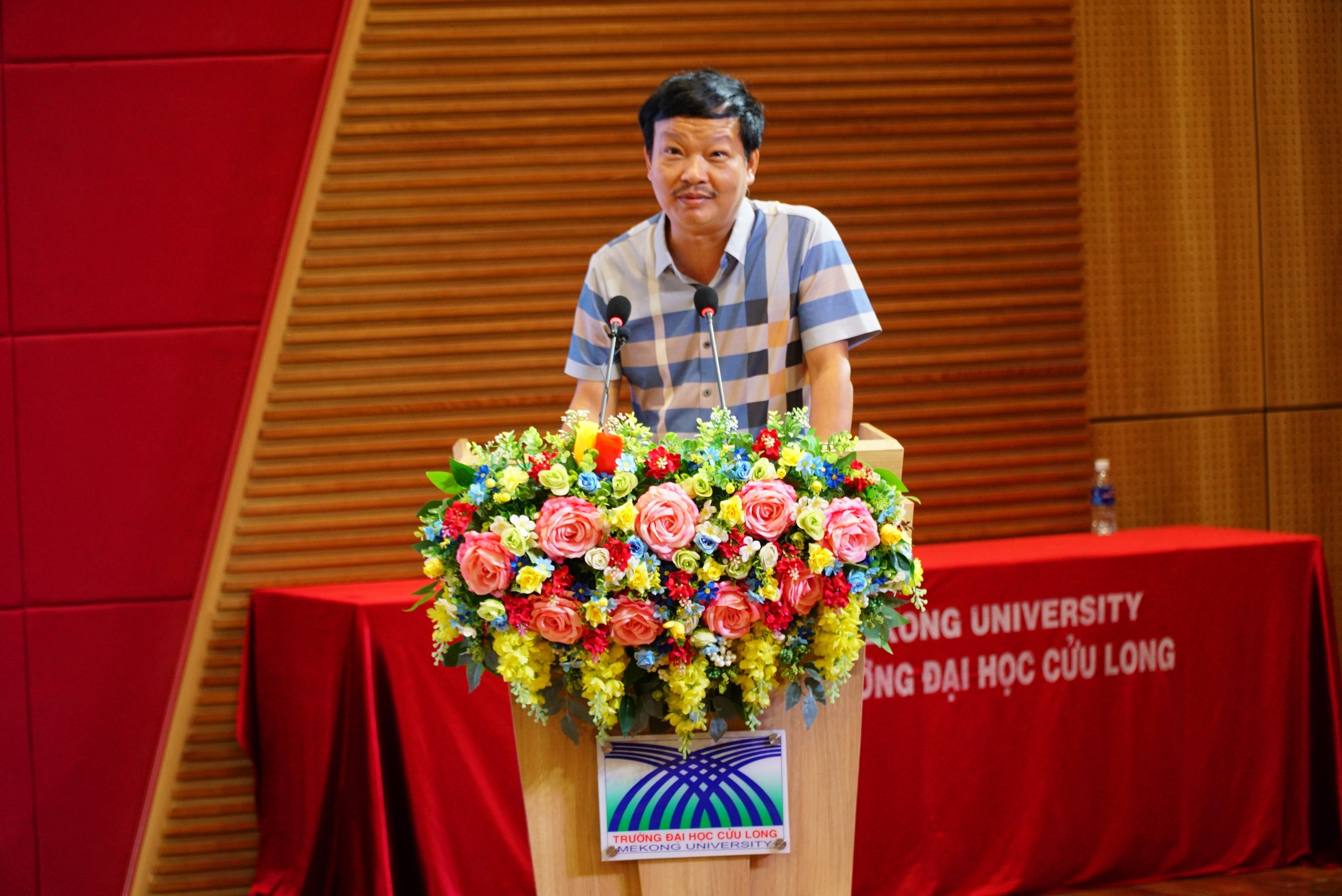 សាកលវិទ្យាល័យ Cuu Long បានរៀបចំសន្និសីទអនុវត្តដំណោះស្រាយសំខាន់របស់ការិយាល័យនយោបាយ - រូបថត ៣. Trường ĐH Cửu Long tổ chức hội nghị triển khai nghị quyết quan trọng của Bộ Chính trị- Ảnh 3.