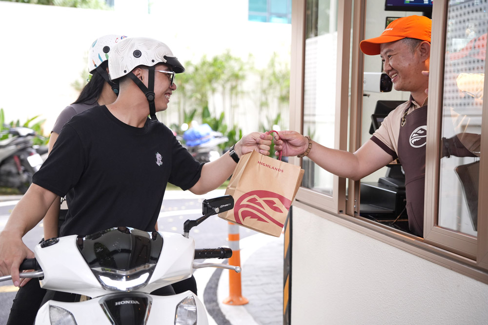 Highlands Coffee ra mắt mô hình Drive-Thru đầu tiên trong ngành đồ uống- Ảnh 1. Highlands Coffee ra mắt mô hình Drive-Thru đầu tiên trong ngành đồ uống- Ảnh 1.